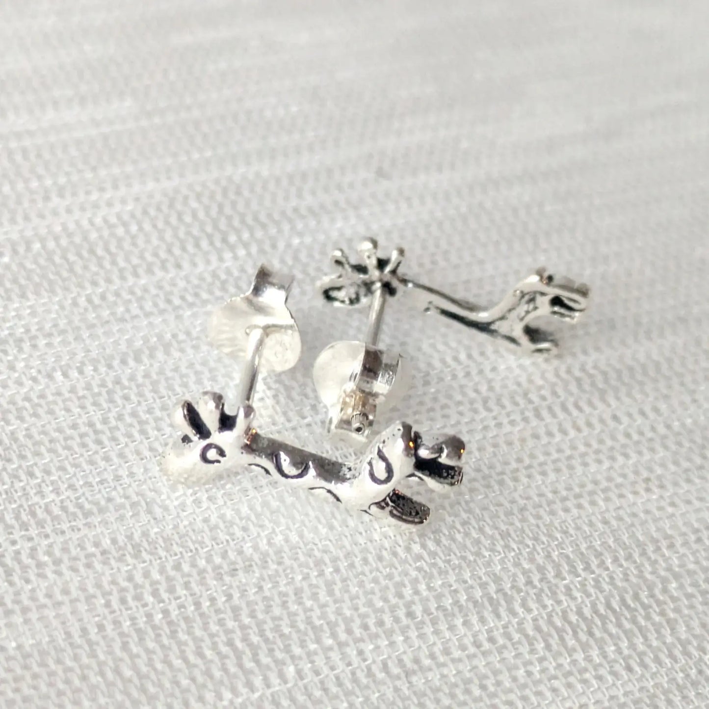 Seitliche Ansicht der silbernen Giraffe-Ohrstecker