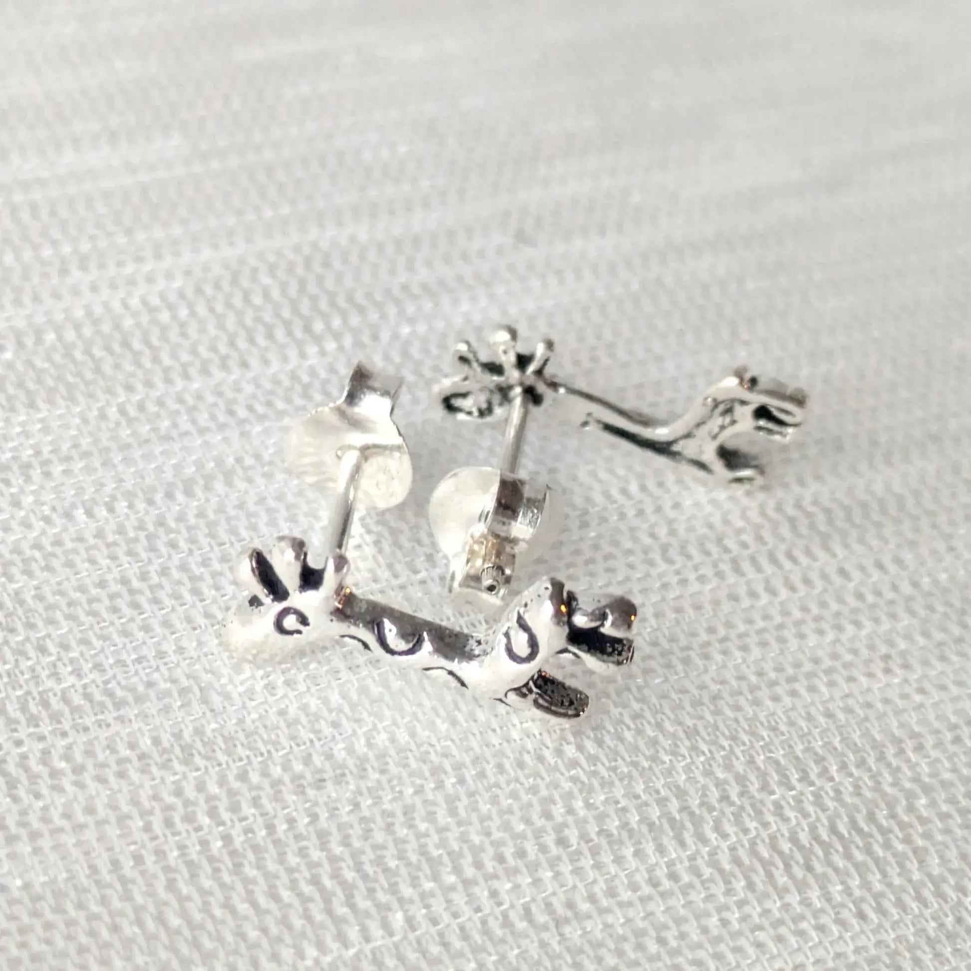 Seitliche Ansicht der silbernen Giraffe-Ohrstecker