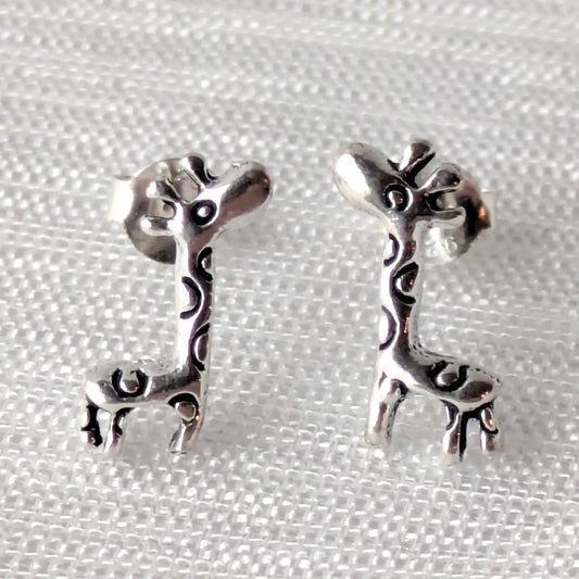 Silberne Giraffe-Ohrstecker aus 925 Sterling Silber auf hellem Hintergrund