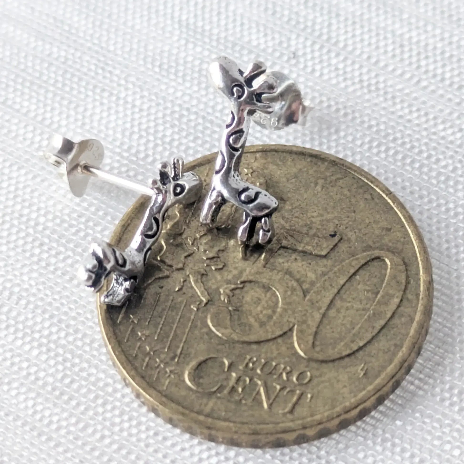 Verspielte Giraffen-Ohrringe aus Sterling Silber Größenvergleich dargestellt