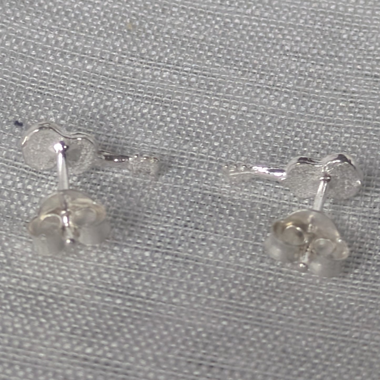 Rückseite der Musik-Ohrstecker aus Silber mit stabilen Butterfly-Verschlüssen und eingestempeltem 925er Echtheitszertifikat.