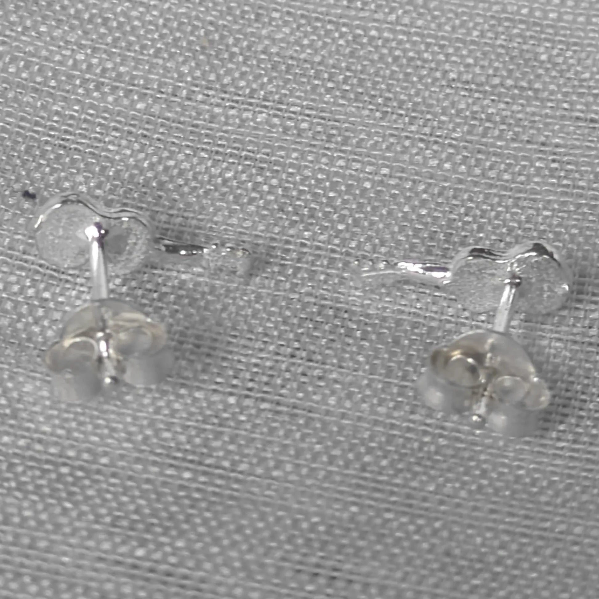 Rückseite der Musik-Ohrstecker aus Silber mit stabilen Butterfly-Verschlüssen und eingestempeltem 925er Echtheitszertifikat.