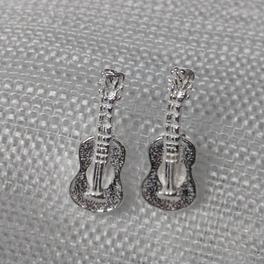 Detailreiche Gitarren Ohrstecker aus 925 Sterling Silber in der Frontalansicht mit sichtbarer Struktur von Saiten und Korpus.