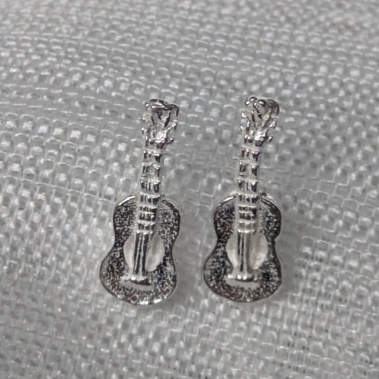 Detailreiche Gitarren Ohrstecker aus 925 Sterling Silber in der Frontalansicht mit sichtbarer Struktur von Saiten und Korpus.
