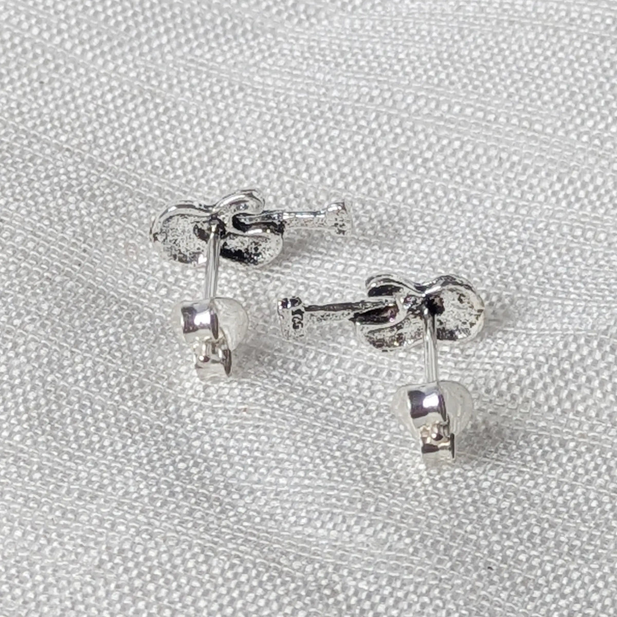 Rückseite der Gitarren-Ohrstecker aus 925 Sterling Silber mit passendem Butterfly-Verschluss.