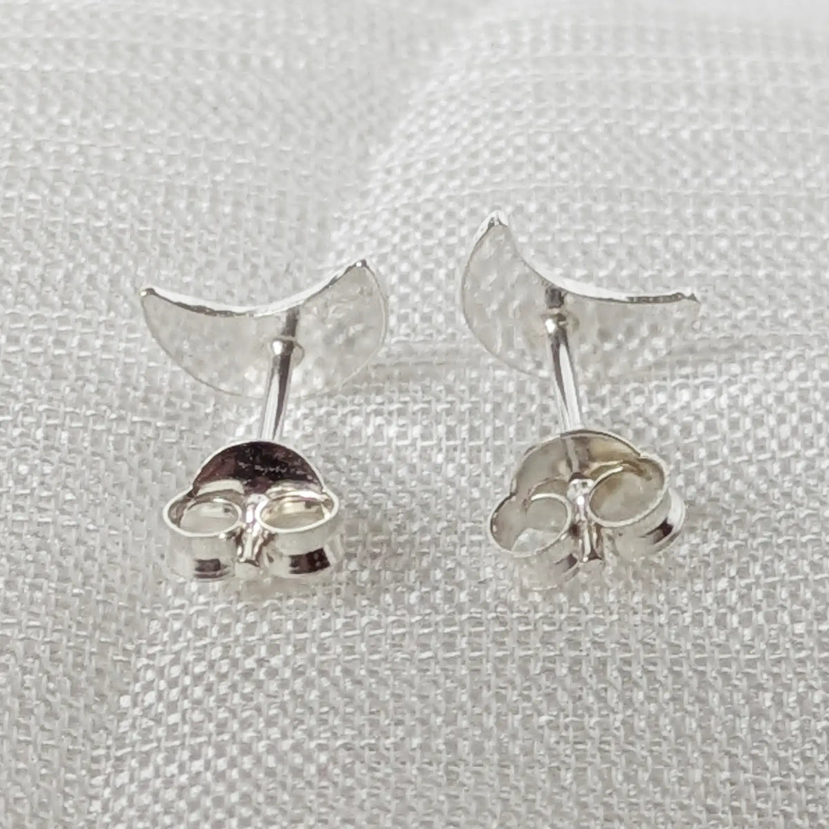 Rückansicht der Mond Ohrstecker mit sicherem und hautfreundlichem Butterfly-Verschluss aus 925 Sterling Silber.