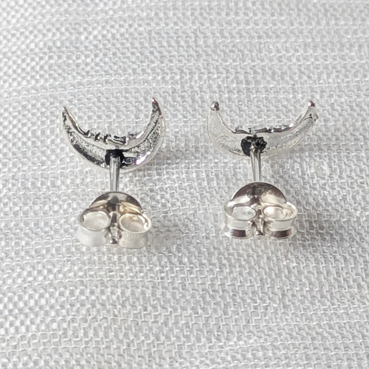Rückseite des 925 Silber Halbmond-Ohrsteckers mit sicherem Stecker-Verschluss für perfekten Halt.