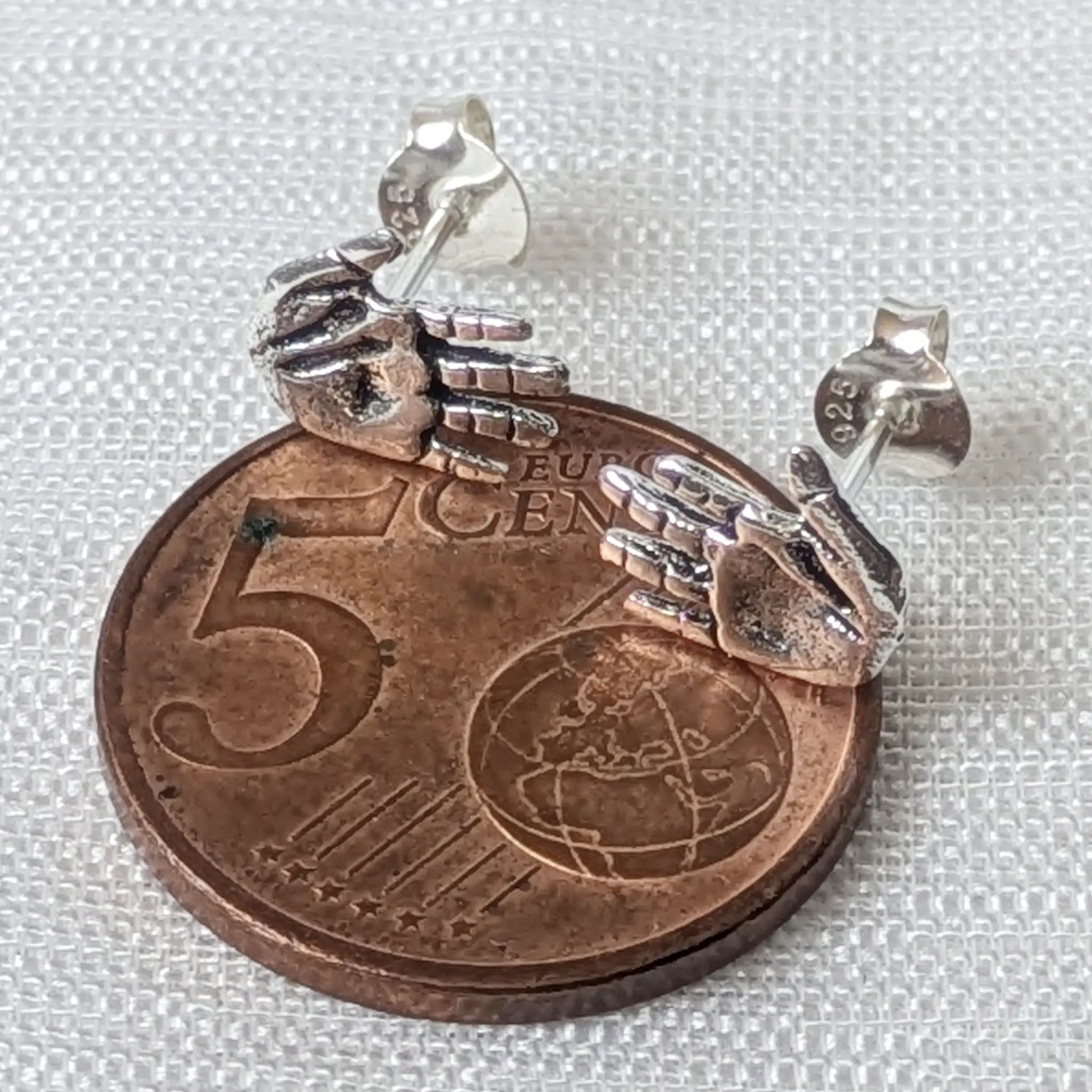 Größenvergleich: Der winzige 925 Silber Hand-Ohrring platziert auf einer 5-Cent-Münze zeigt das filigrane, minimalistische Design.