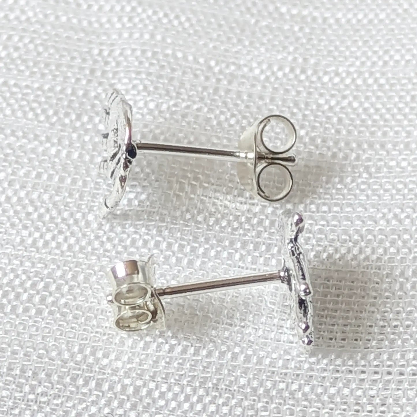 Seitliche Perspektive der Hand-Ohrstecker aus Silber 925 zur Darstellung der plastischen Tiefe und des Steckverschlusses.