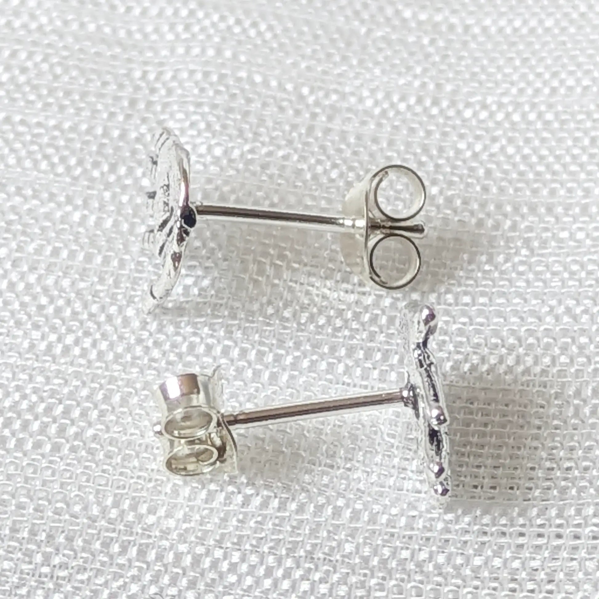Seitliche Perspektive der Hand-Ohrstecker aus Silber 925 zur Darstellung der plastischen Tiefe und des Steckverschlusses.