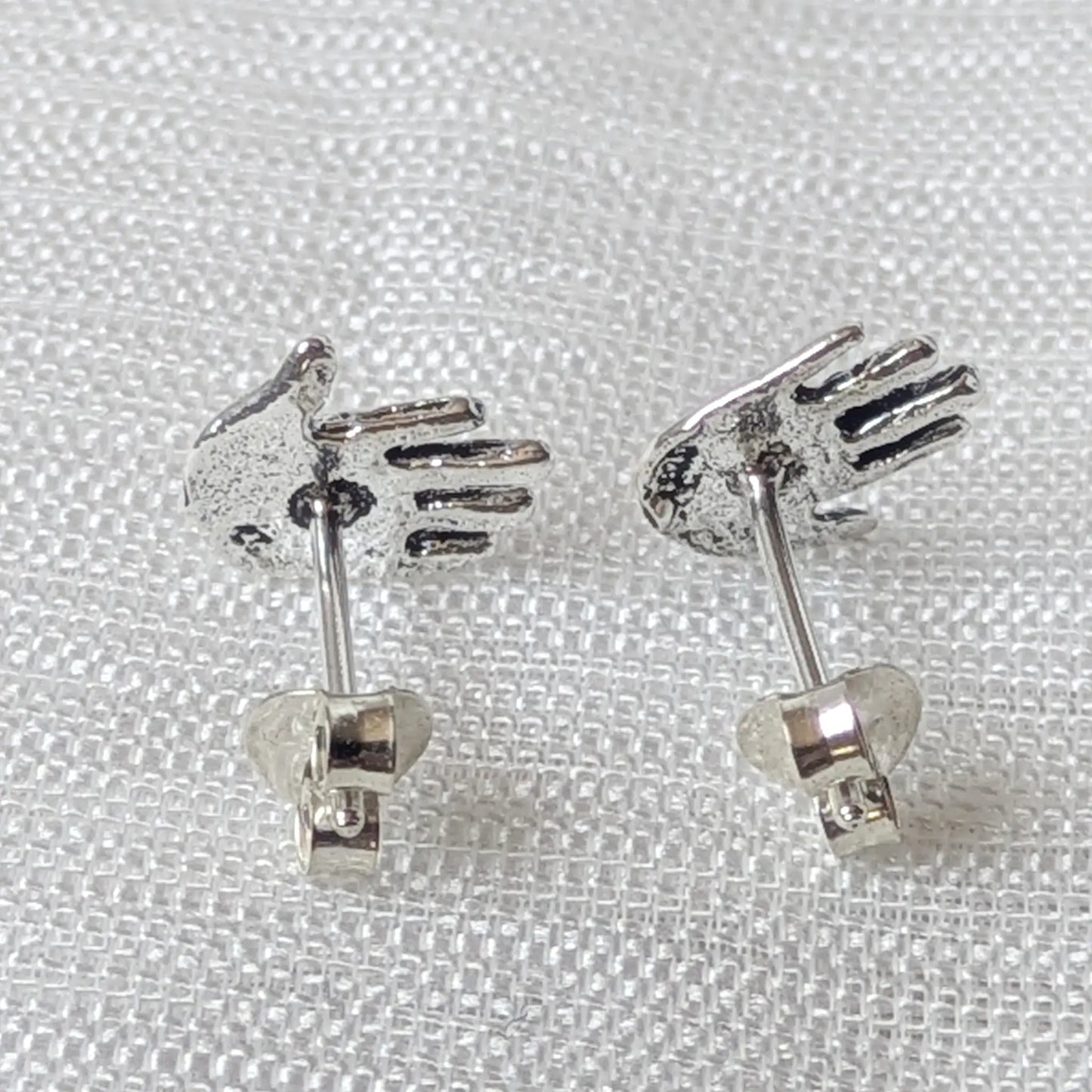Rückansicht der filigranen Handflächen-Ohrringe mit stabiler Ohrmutter (Poussette) aus echtem 925 Silber.