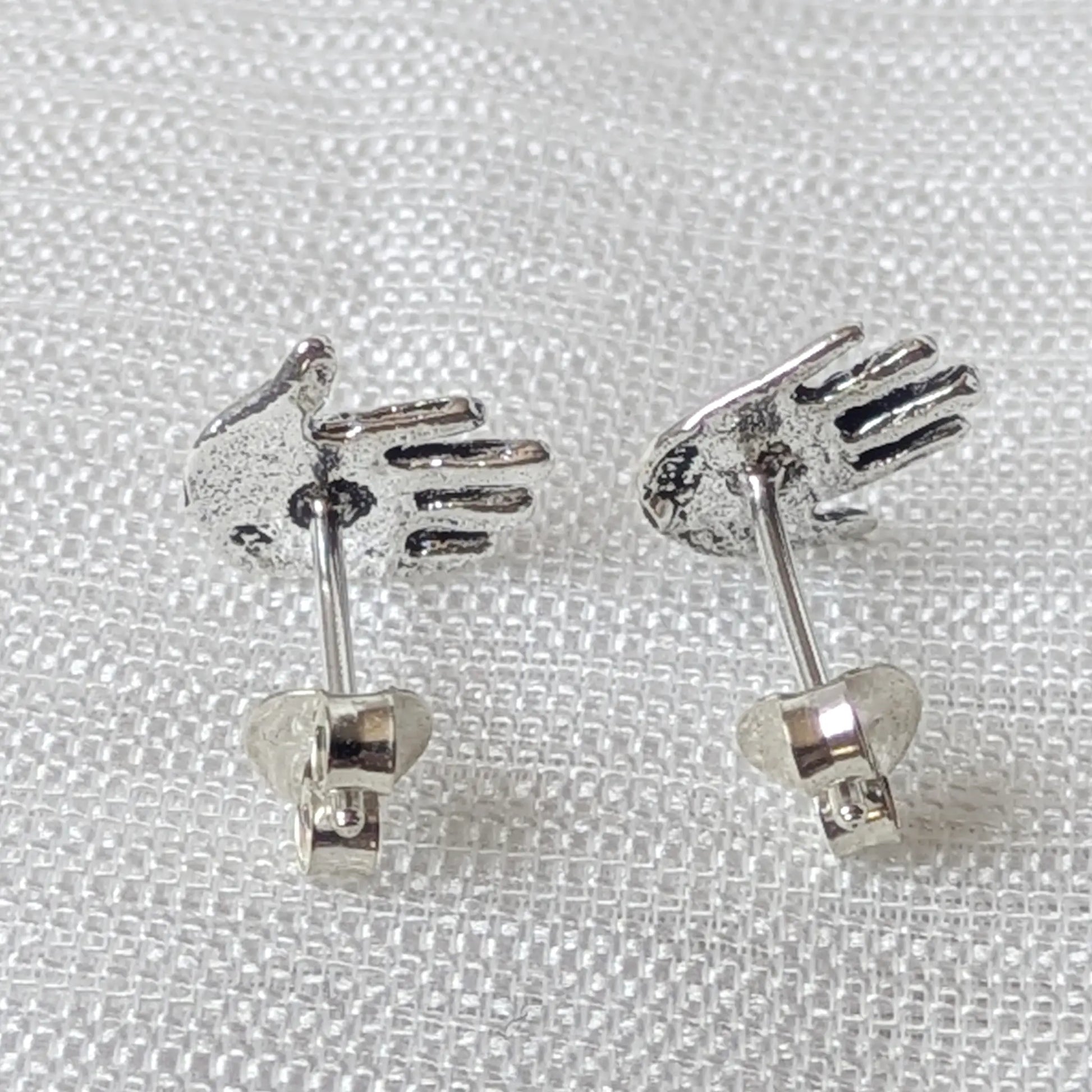 Rückansicht der filigranen Handflächen-Ohrringe mit stabiler Ohrmutter (Poussette) aus echtem 925 Silber.