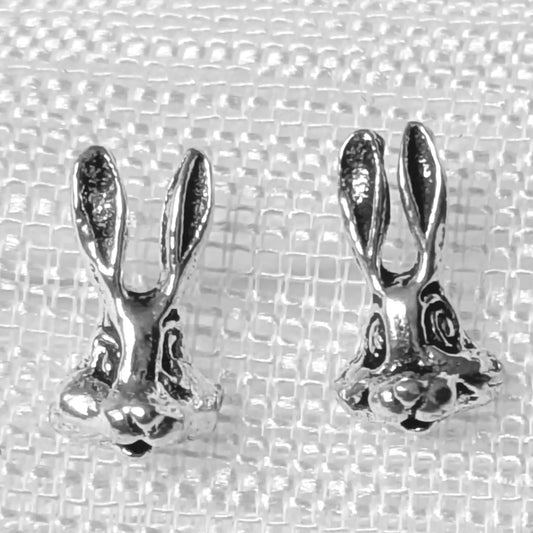 Detailansicht Hasen Ohrstecker 925 Silber mit feiner Gravur.