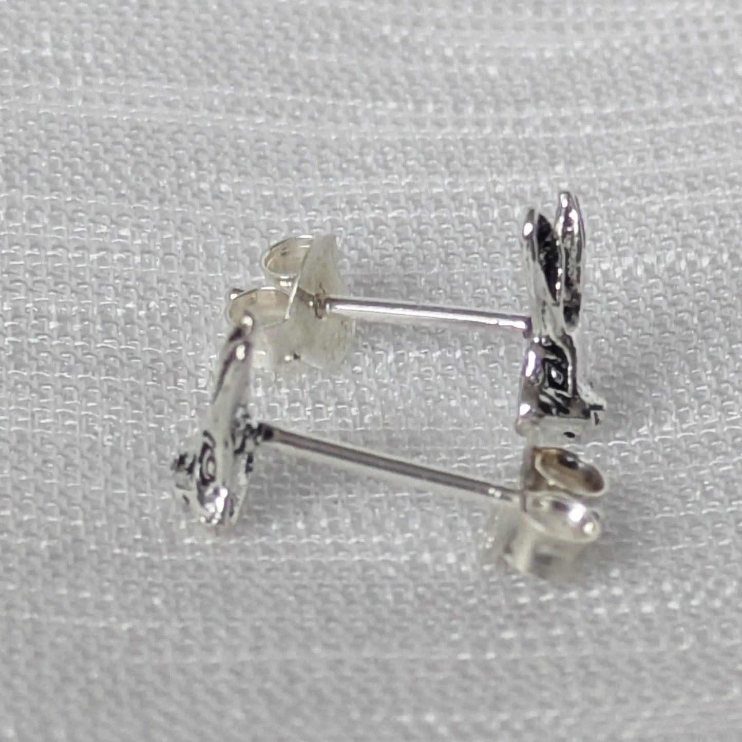 Seitenprofil der Hasen-Ohrringe aus 925 Sterling Silber.