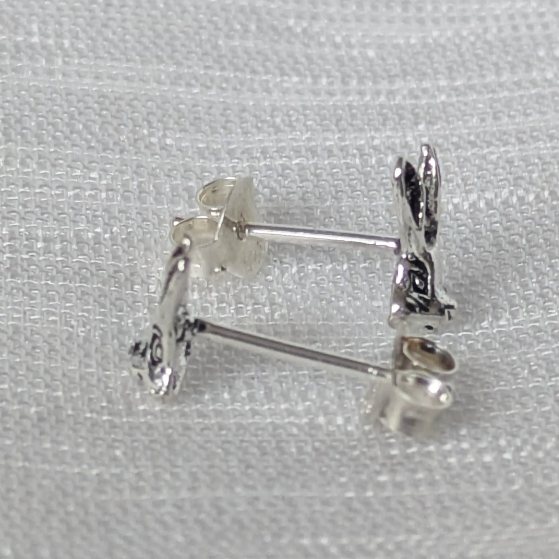 Seitenprofil der Hasen-Ohrringe aus 925 Sterling Silber.