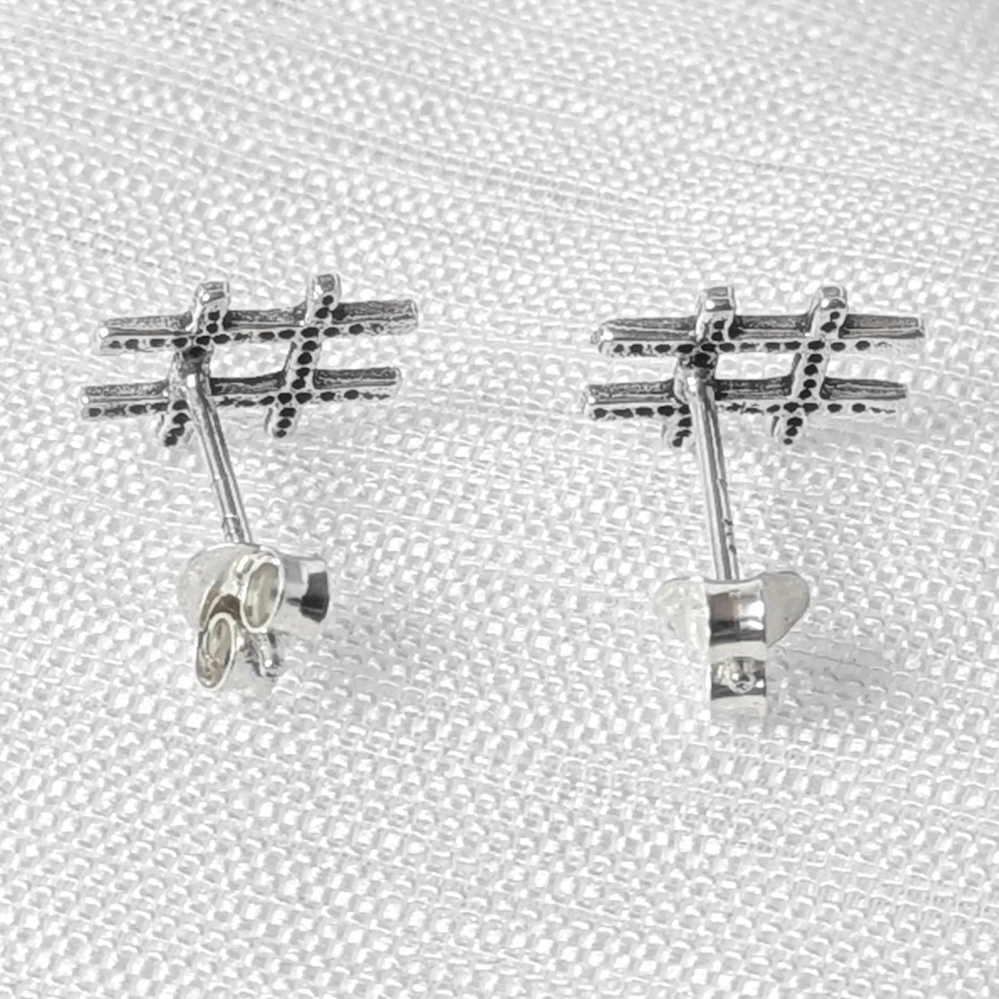 Rückansicht der silbernen Hashtag-Ohrstecker.
