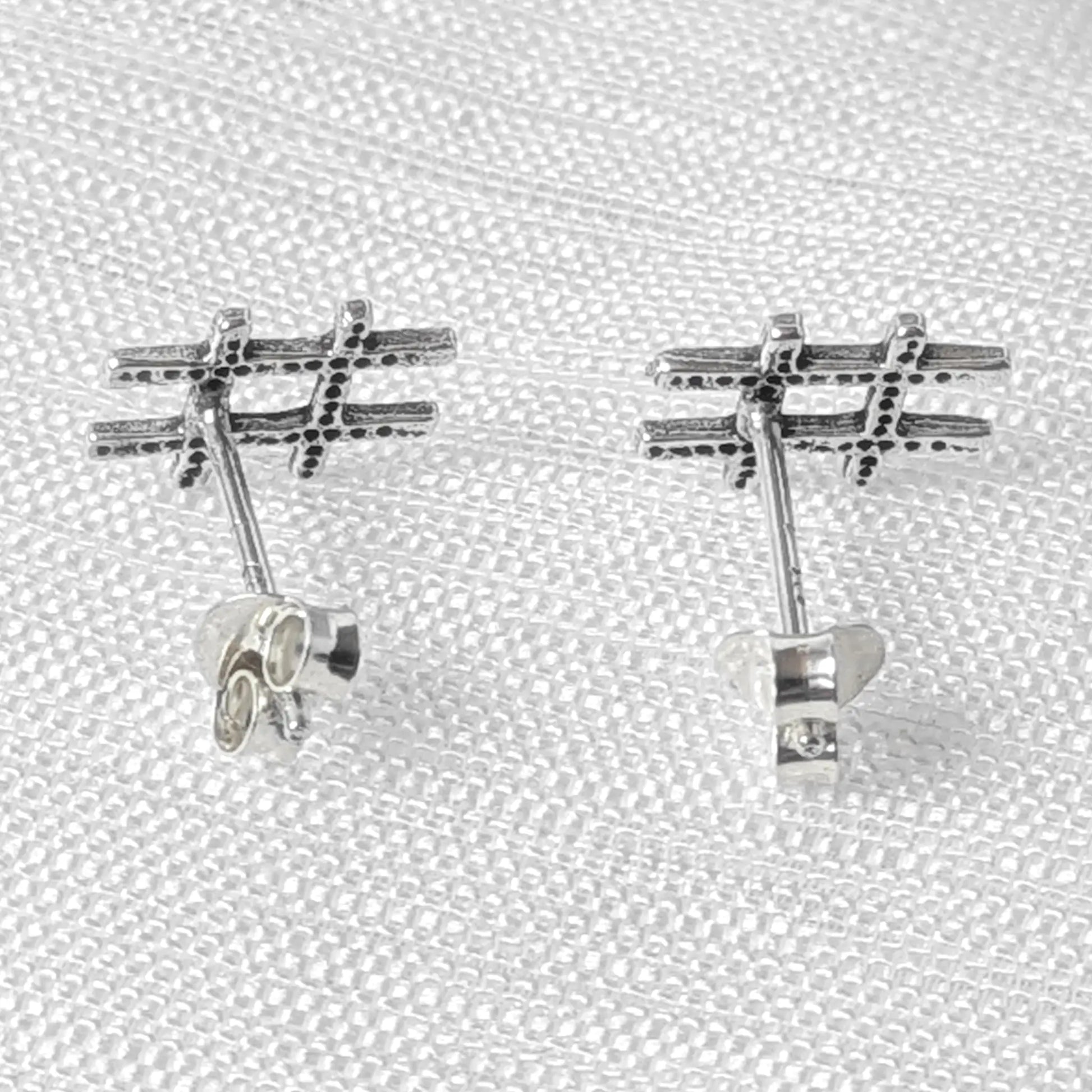 Rückansicht der silbernen Hashtag-Ohrstecker.