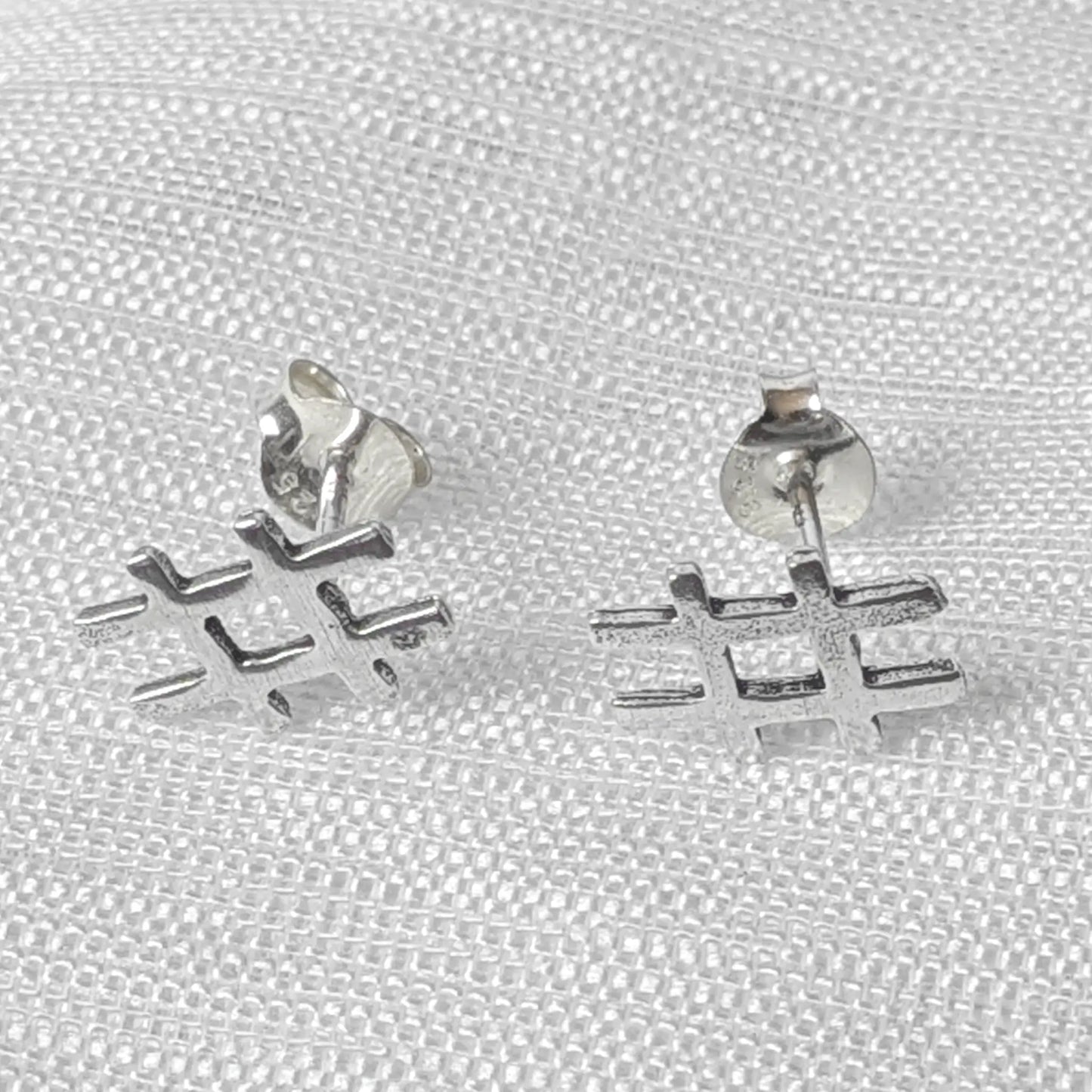 Frontalansicht der silbernen Hashtag-Ohrstecker.