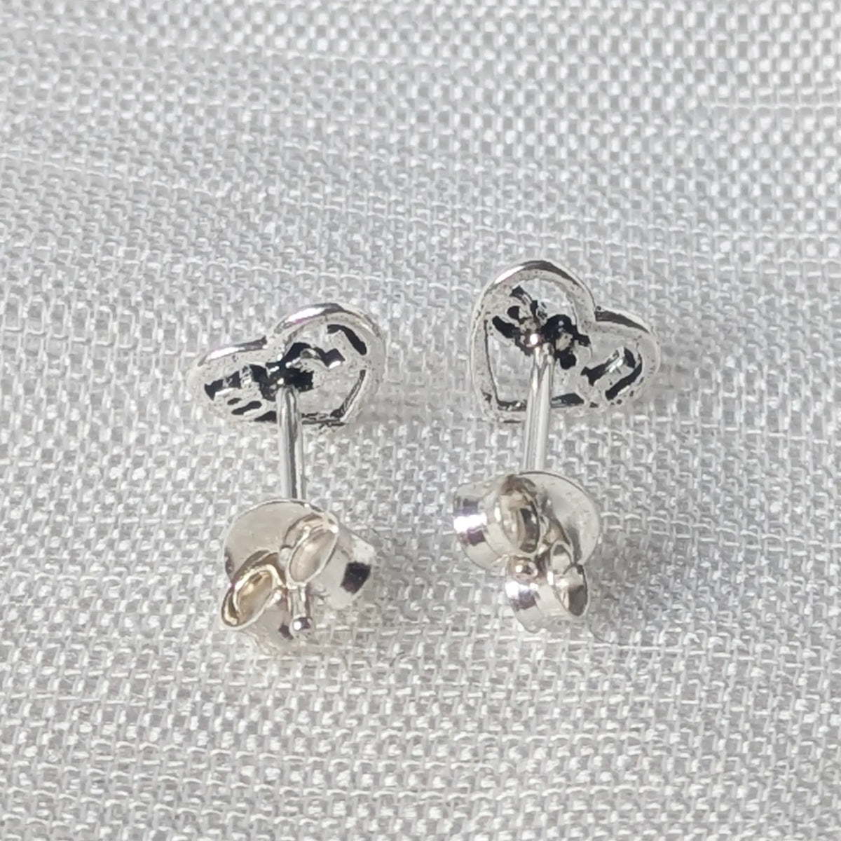 Rückansicht der 925 Silber Herz Ohrstecker mit sicherem und komfortablem Butterfly-Verschluss.