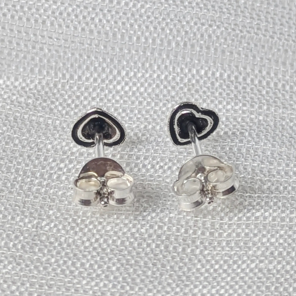 Rückansicht der 925 Silber Herzohrstecker mit komfortablem Butterfly-Verschluss.