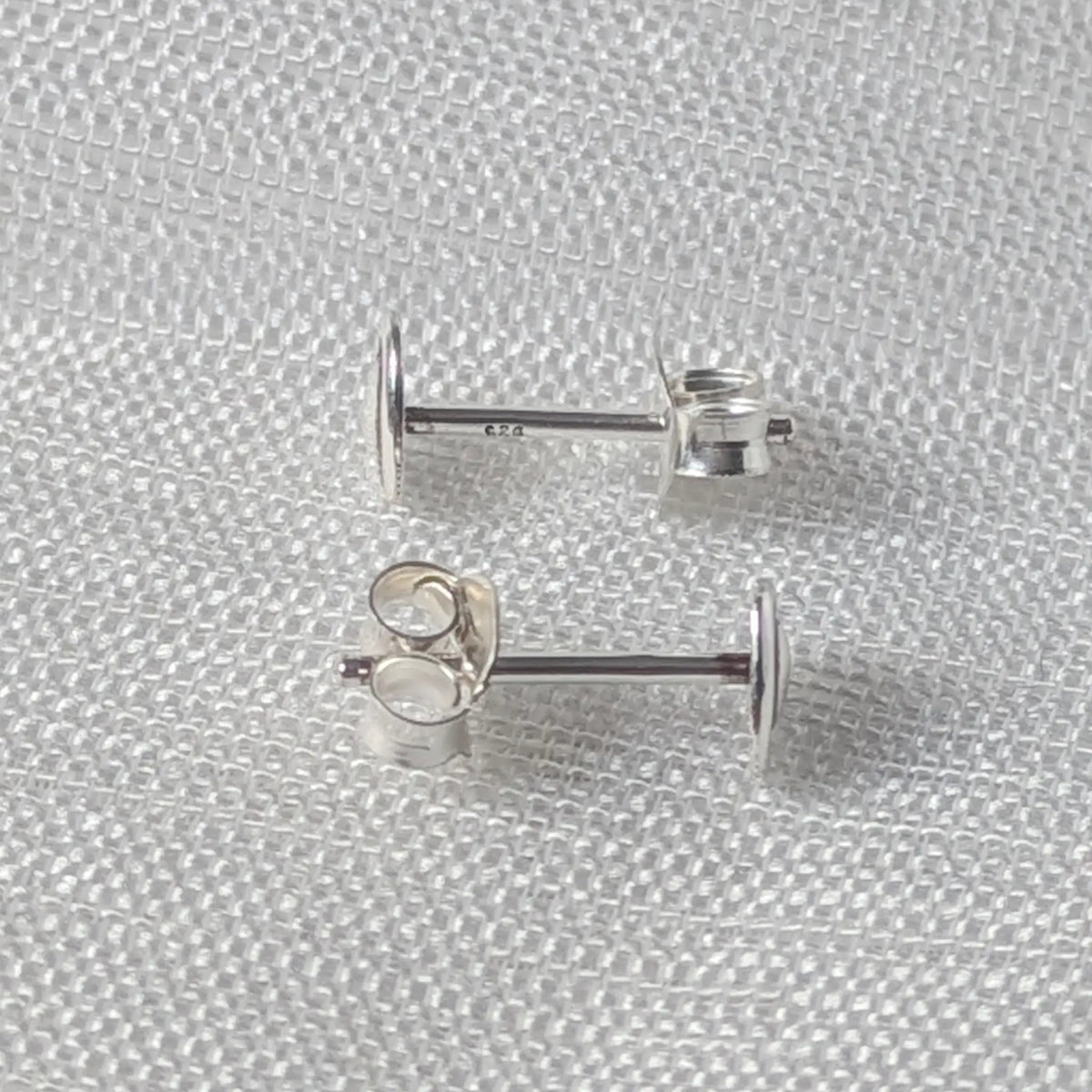 Seitliche Ansicht der massiven Silber-Herzohrstecker mit stabilem Stift für sicheren Halt.