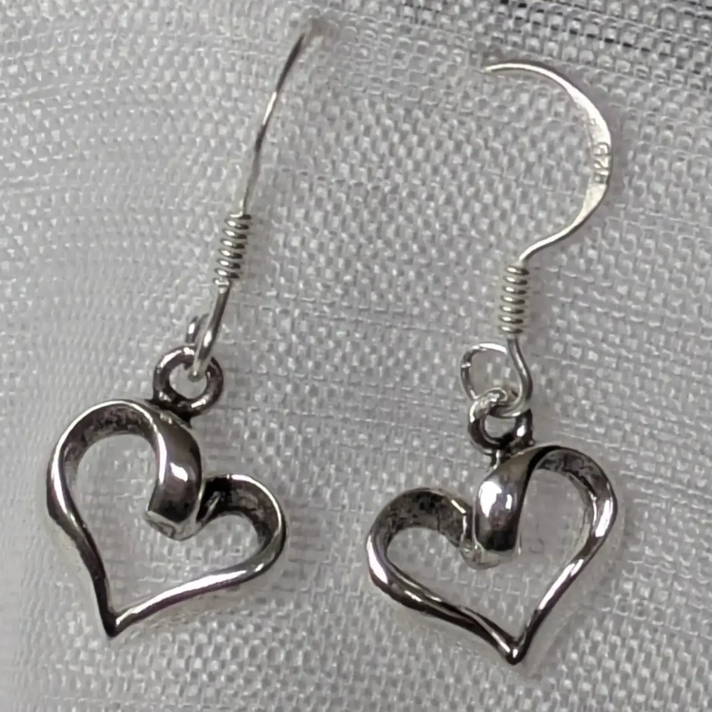 Detailansicht Herz-Ohrhänger aus glänzendem 925 Sterling Silber.