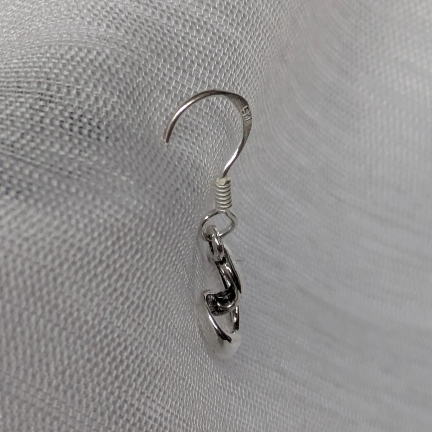Seitenansicht der geschwungenen Herz-Ohrhänger aus Silber.