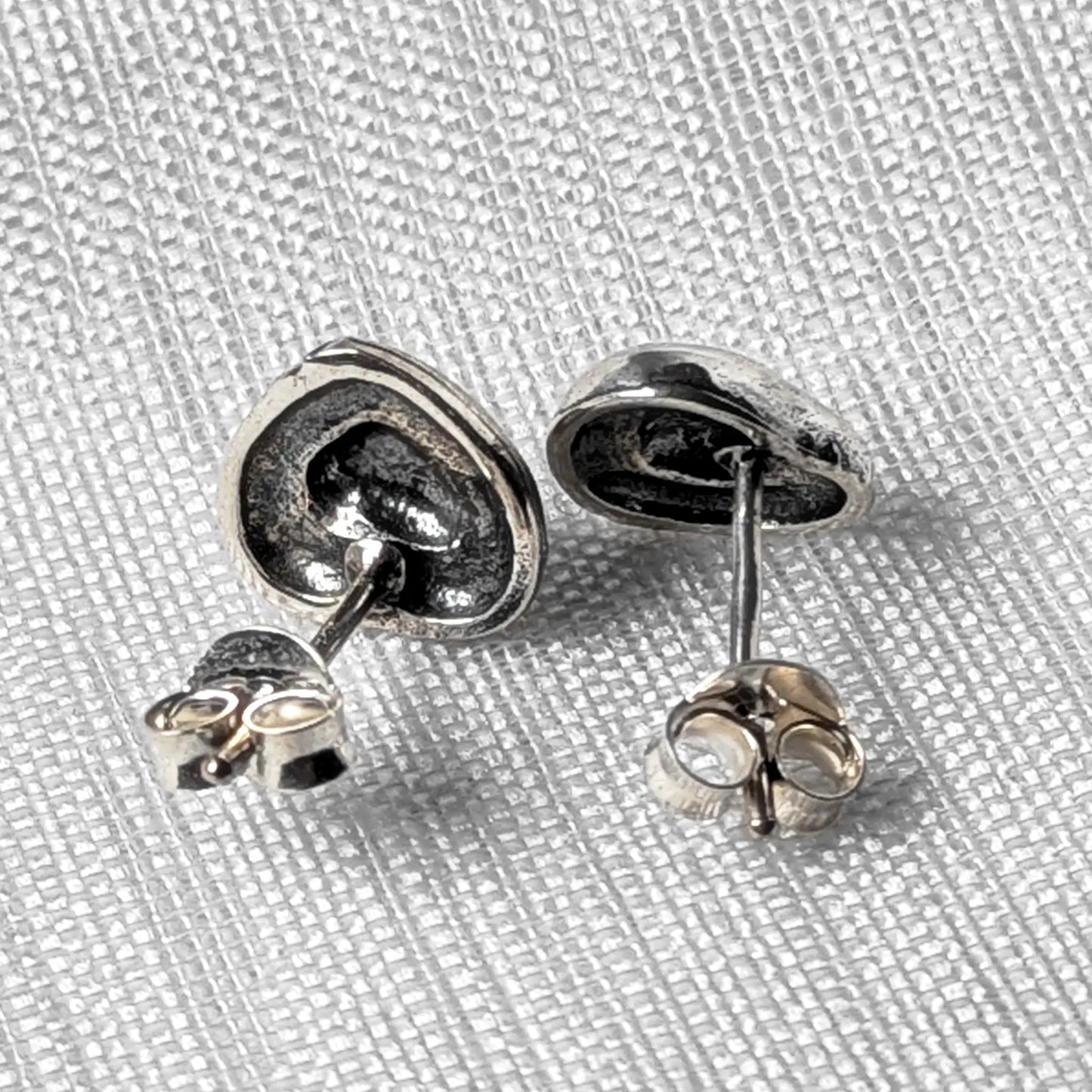 Rückseite der 925 Silber Herz-Ohrstecker mit feiner Stempelung und Ohrmutter-Steckverschluss.