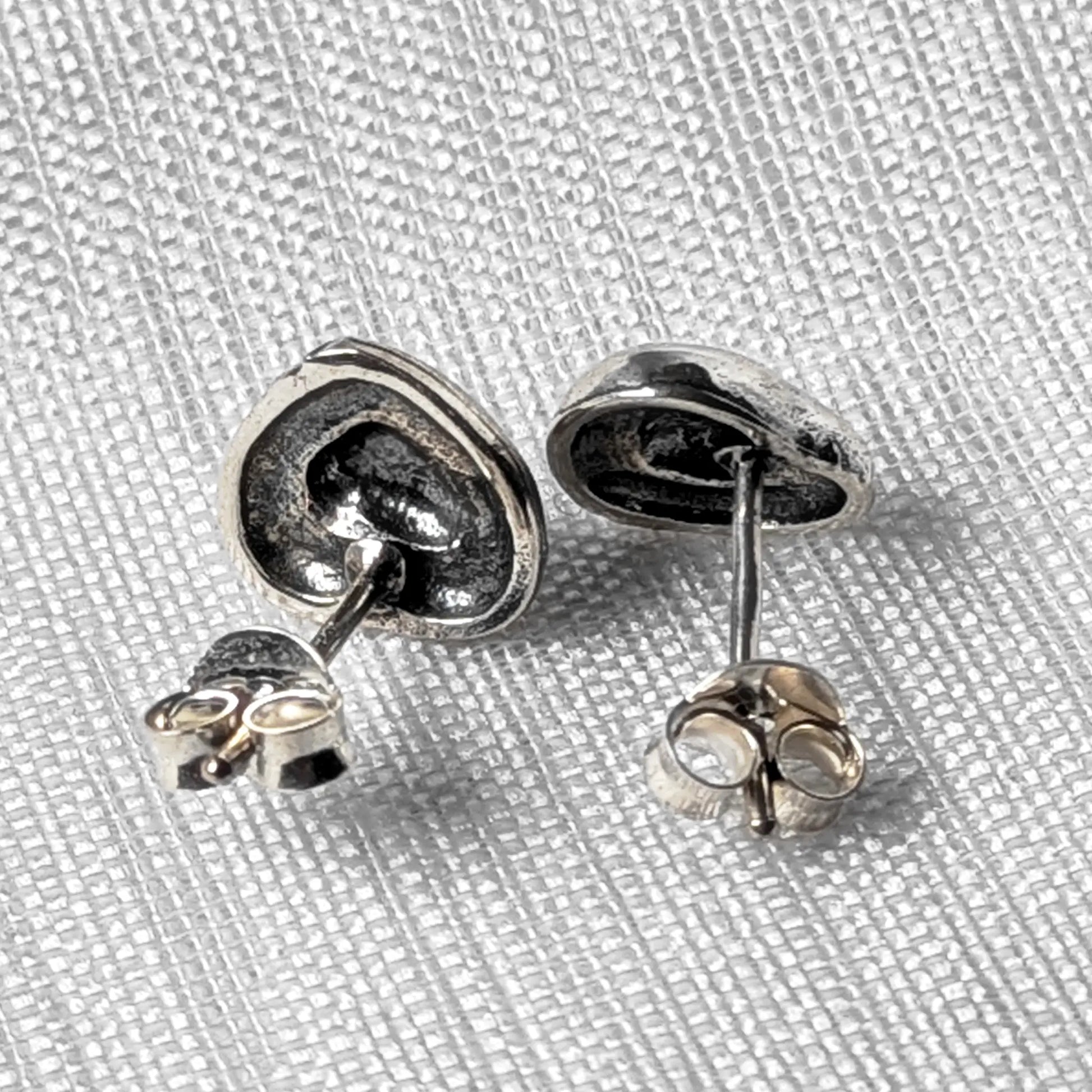 Rückseite der 925 Silber Herz-Ohrstecker mit feiner Stempelung und Ohrmutter-Steckverschluss.