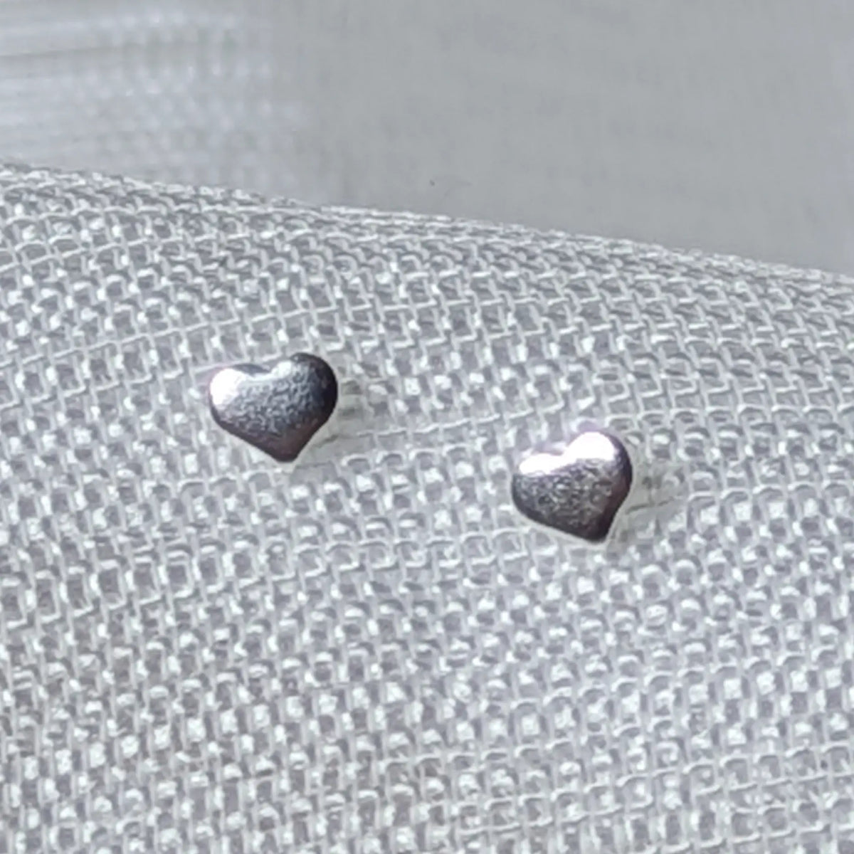Frontalansicht der 3mm Silberohrstecker in Herzform.
