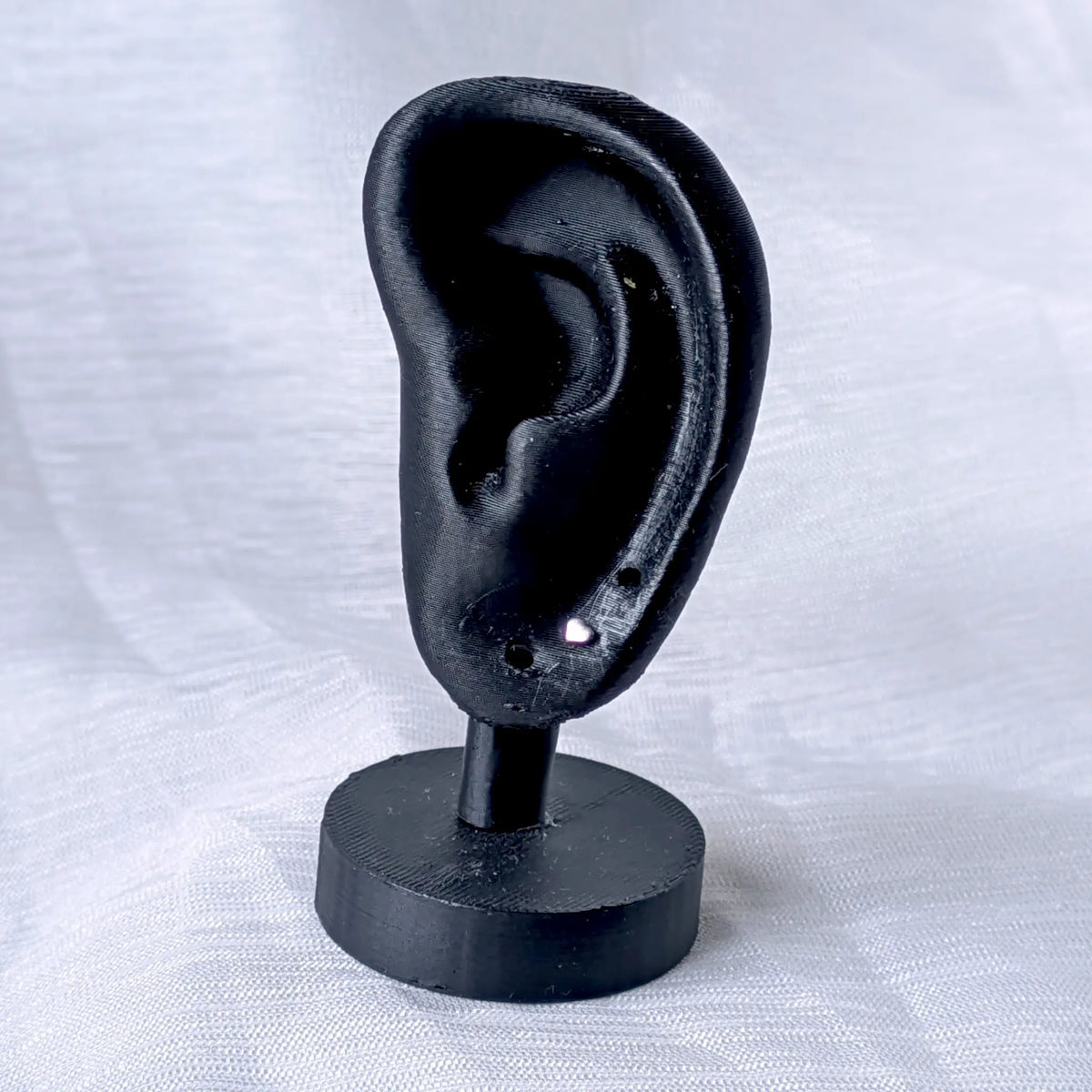 3mm Herz Ohrstecker aus 925 Silber präsentiert an einem schwarzen Ohr-Display.