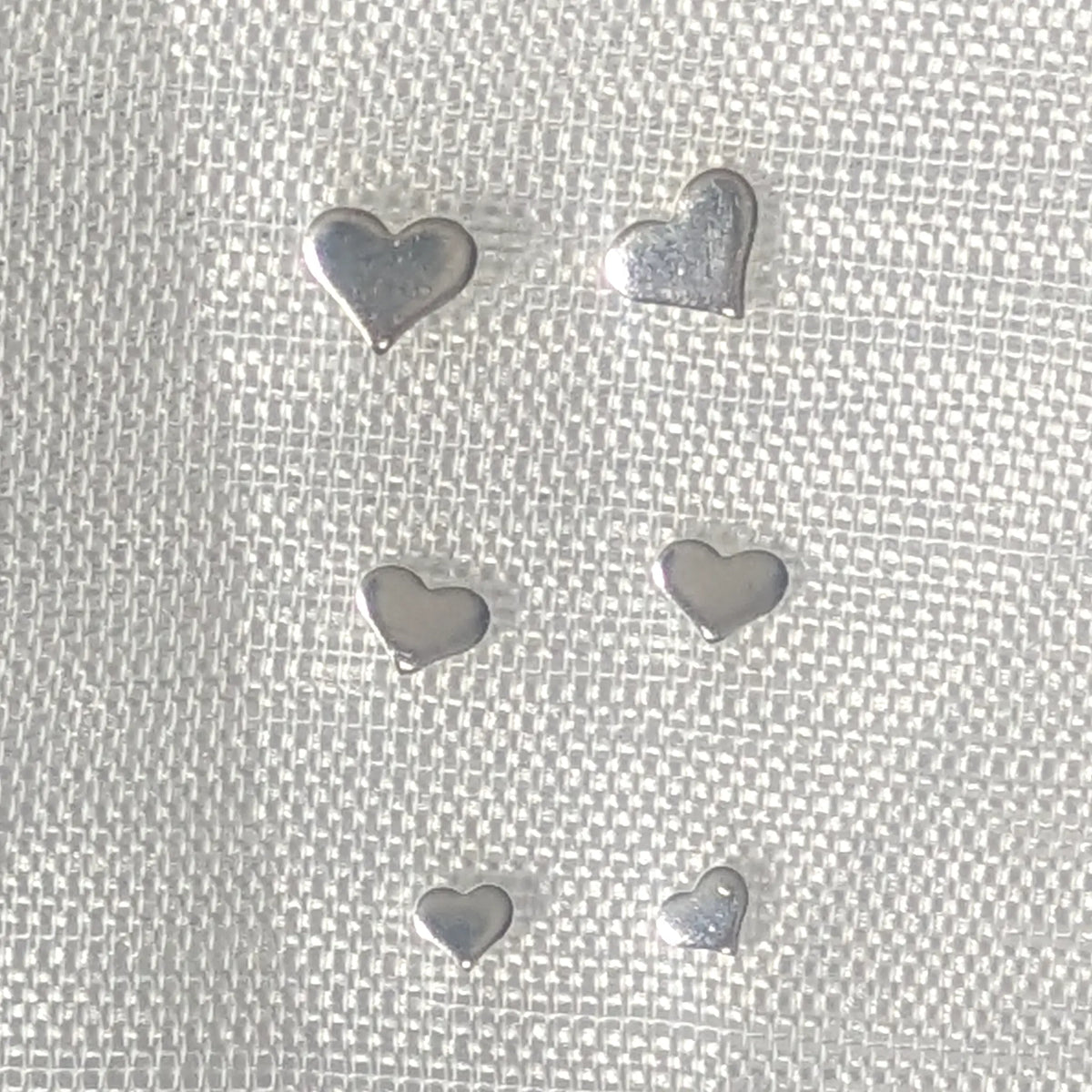 Detailaufnahme der 3mm, 4mm, 5mm Silberohrstecker in Herzform.