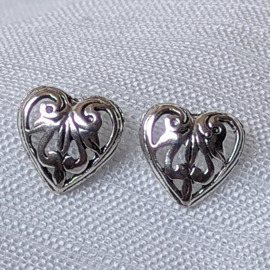 Nahaufnahme Herz Ohrstecker 925 Sterling Silber mit filigranem Ornament-Muster