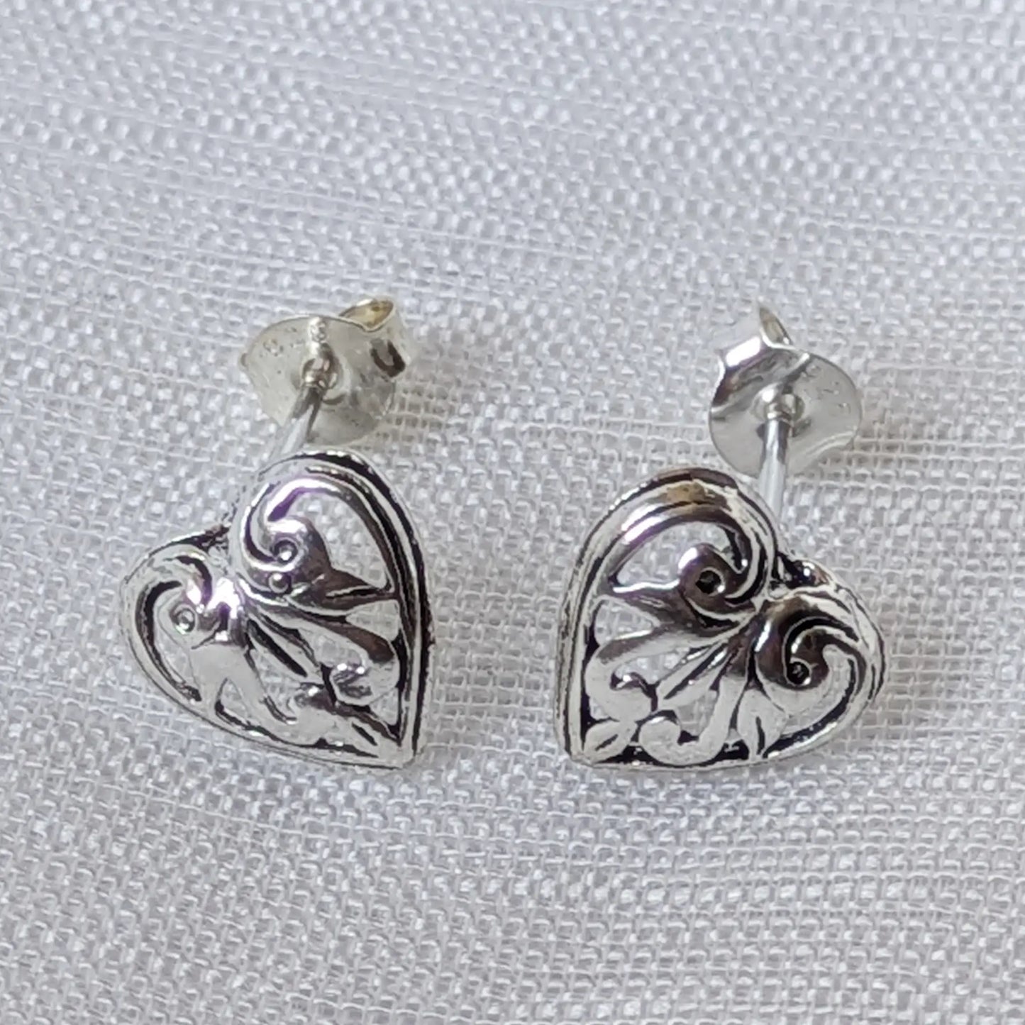 Frontalansicht verzierte Herz Ohrstecker aus Silber im romantischen Vintage-Look