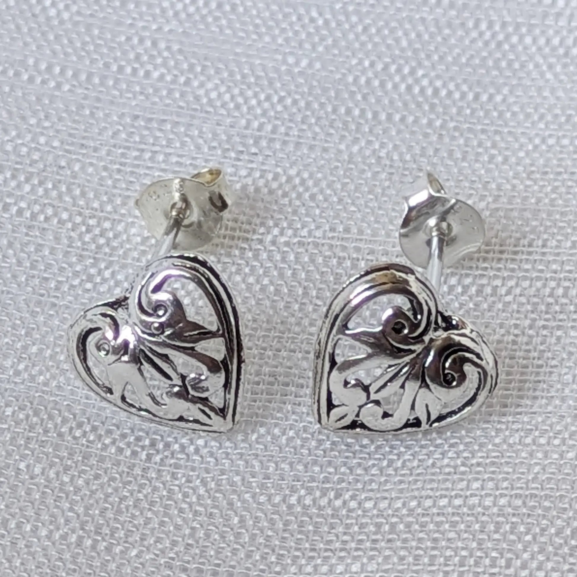 Frontalansicht verzierte Herz Ohrstecker aus Silber im romantischen Vintage-Look