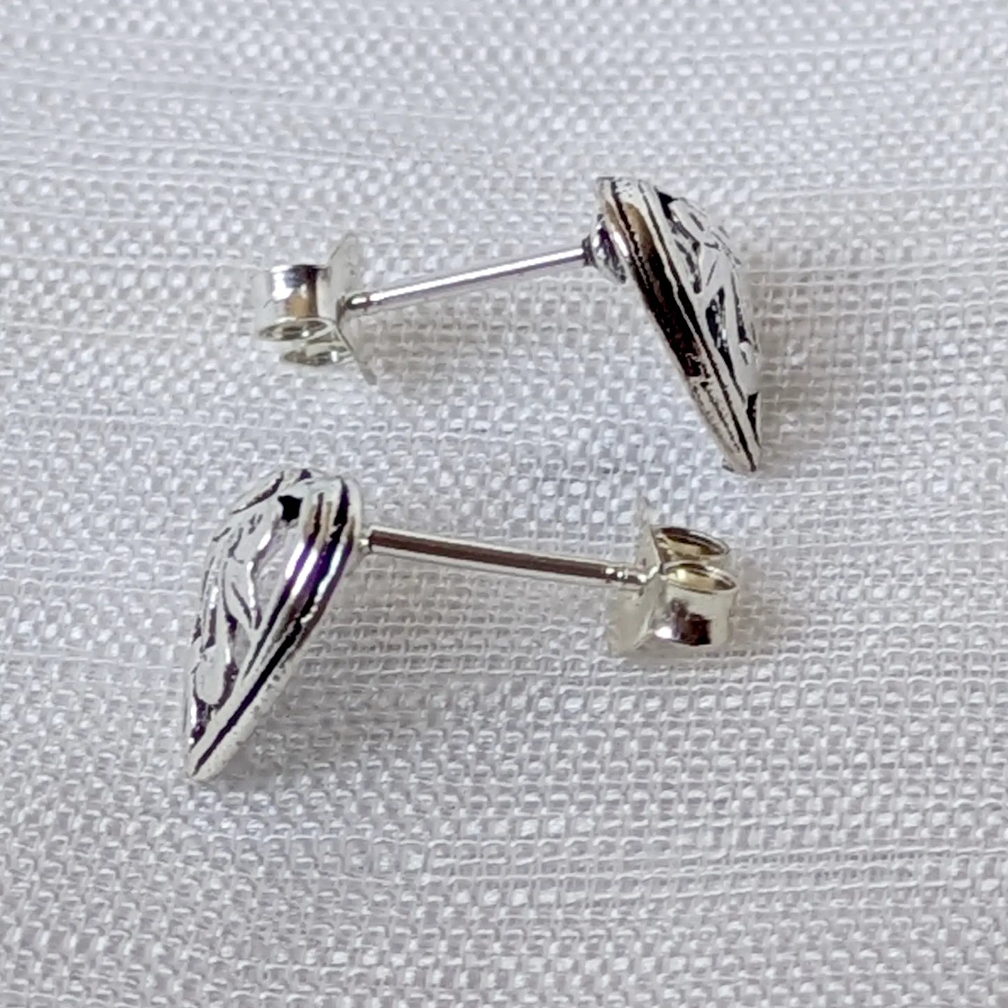 Seitenansicht der filigranen Herz Ohrstecker 925 Silber mit Verschlussstift