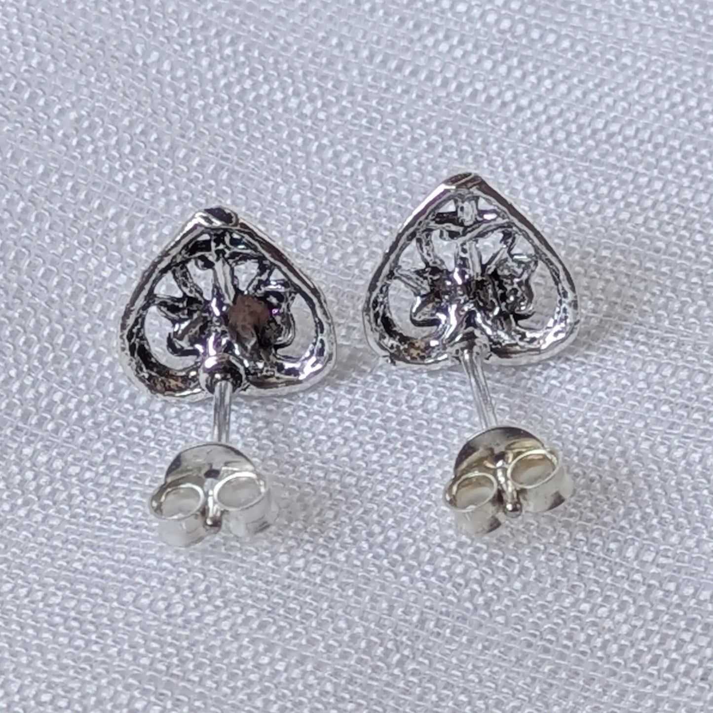 Rückseite der Herz Ohrstecker 925 Silber mit Feingehaltstempel und Ohrmutter