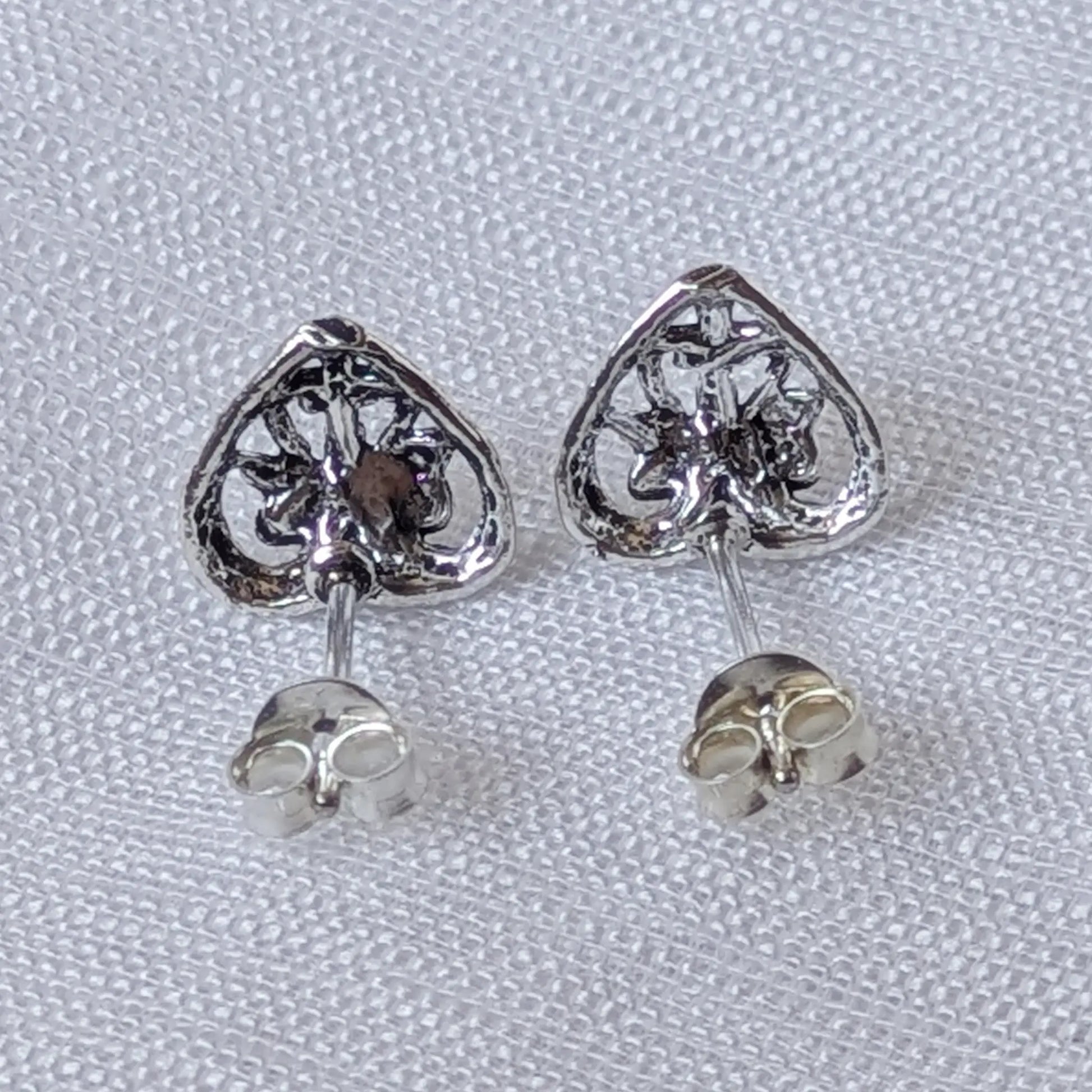 Rückseite der Herz Ohrstecker 925 Silber mit Feingehaltstempel und Ohrmutter