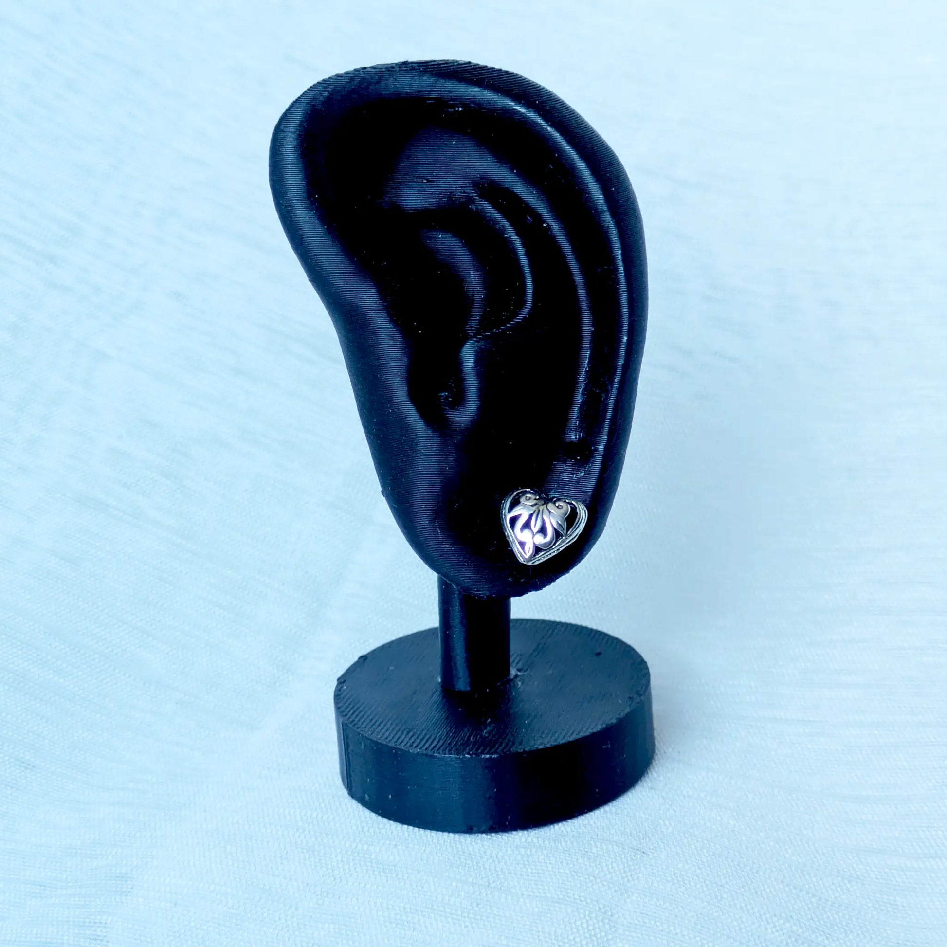 Filigraner Herz Ohrstecker 925 Silber getragen am schwarzen Ohr-Display zur Größenansicht