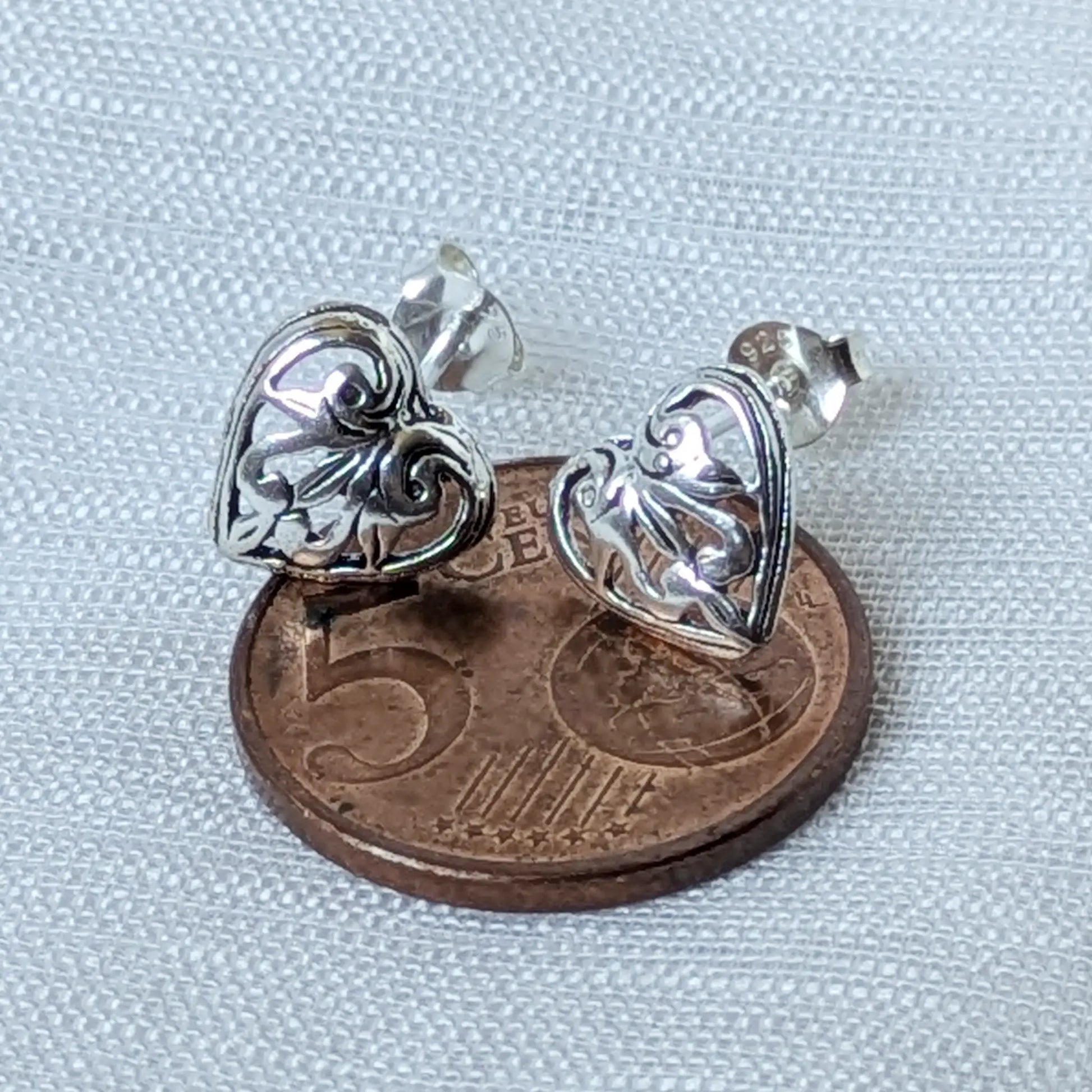 Kleine Herz Ohrstecker 925 Silber auf 5-Cent-Münze zum Größenvergleich