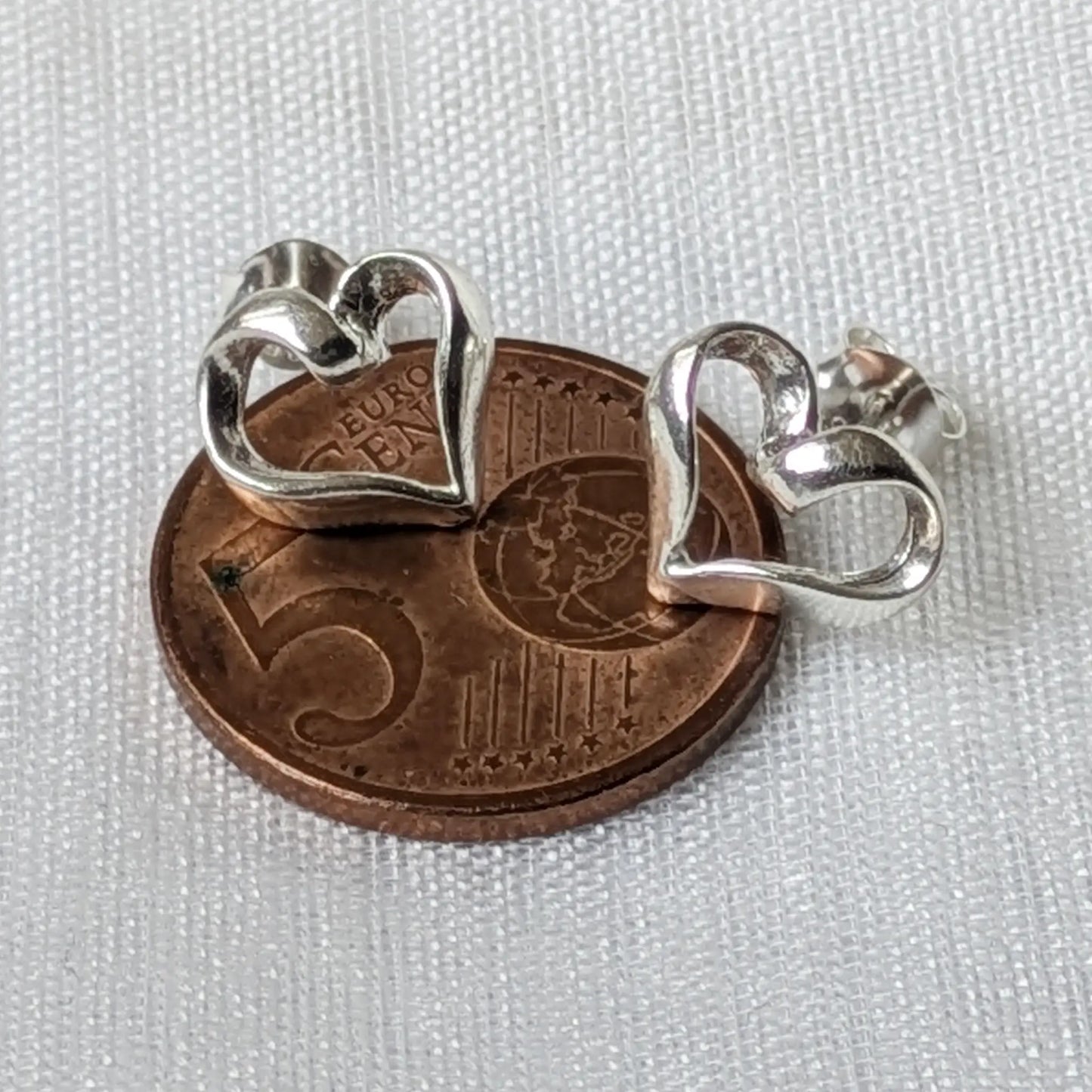 Größenvergleich der filigranen Silber Herz Ohrstecker direkt auf einer 5-Cent-Münze
