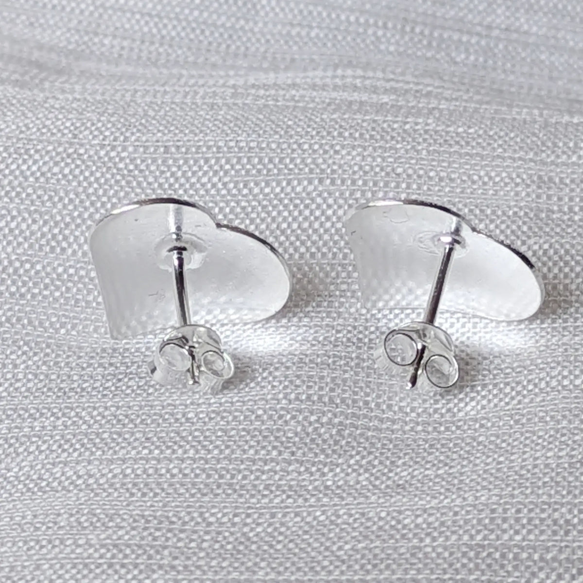 Rückansicht der massiven Silber-Herzohrstecker mit robustem Stift und Verschluss für einen sicheren Halt am Ohr.