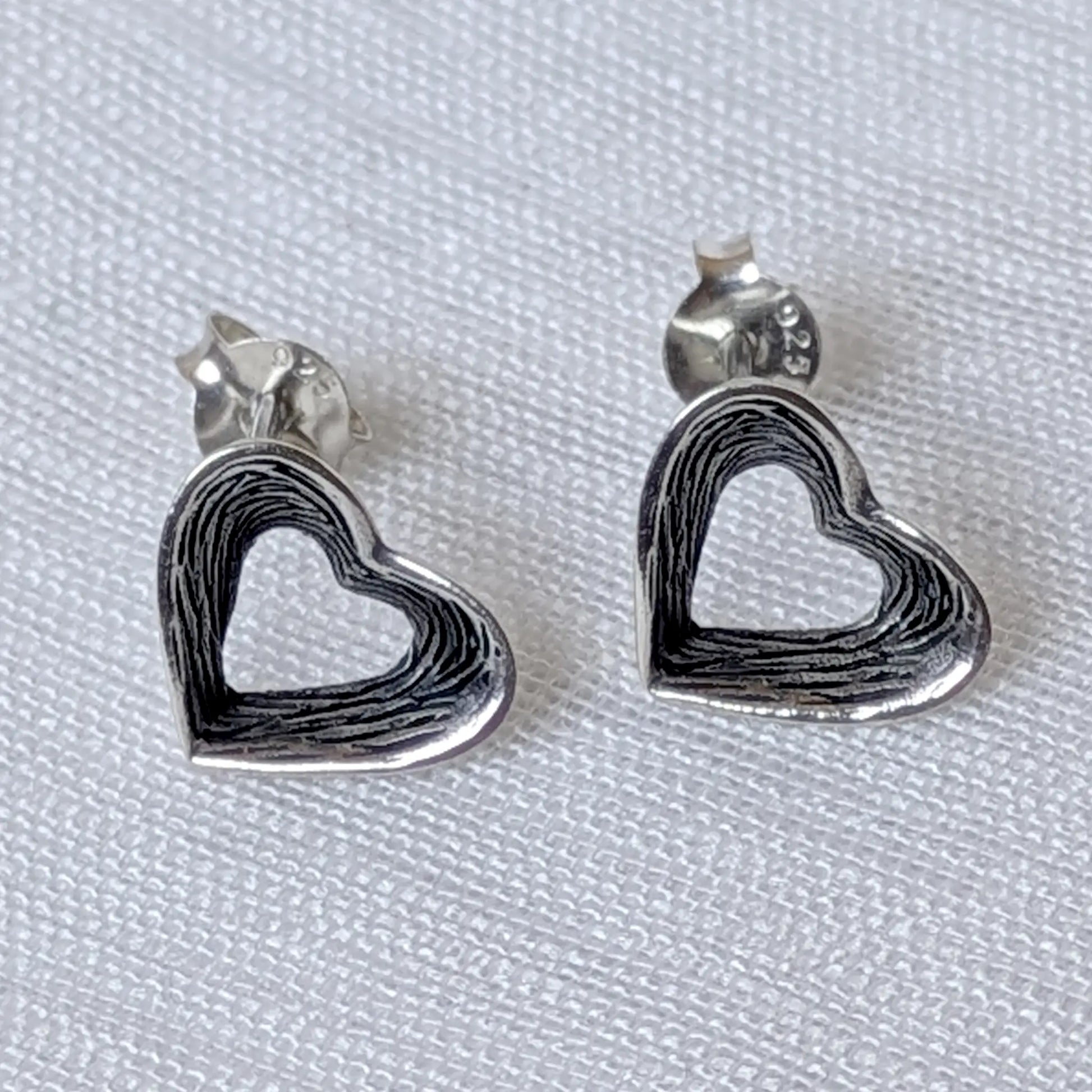 Frontalansicht der strukturierten Herz Ohrstecker aus echtem 925 Sterling Silber.