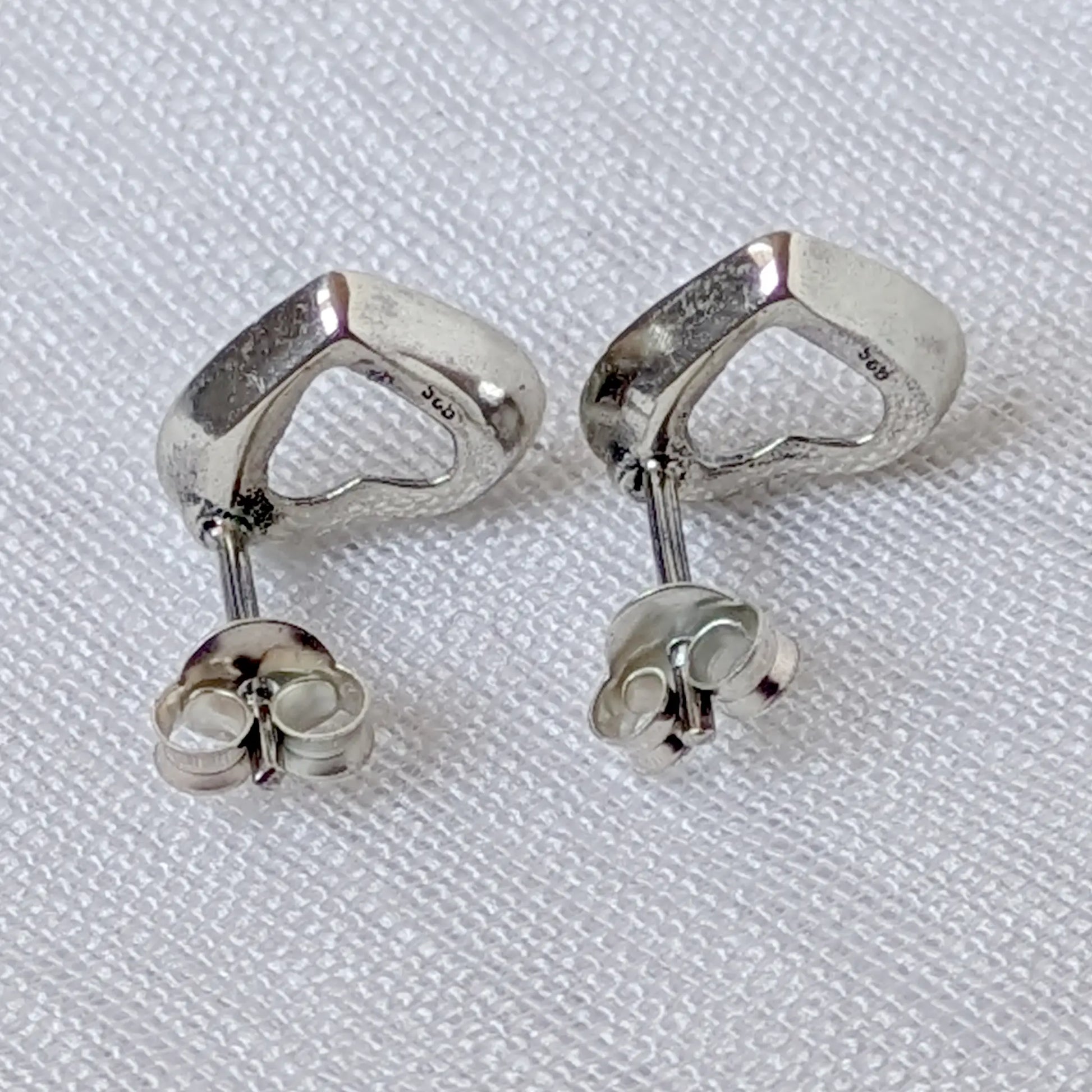 Rückansicht der 925 Silber Herz Ohrringe mit Silberschmetterling-Verschluss.