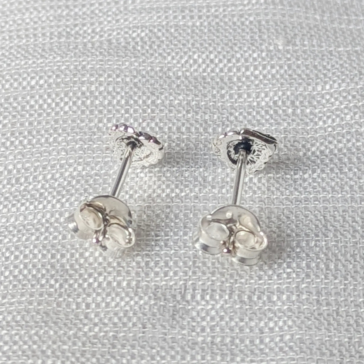 Rückseite der 925 Silber Herz-Ohrstecker mit sicherem Butterfly-Verschluss und deutlich lesbarem 925er-Stempel auf der Ohrmutter.