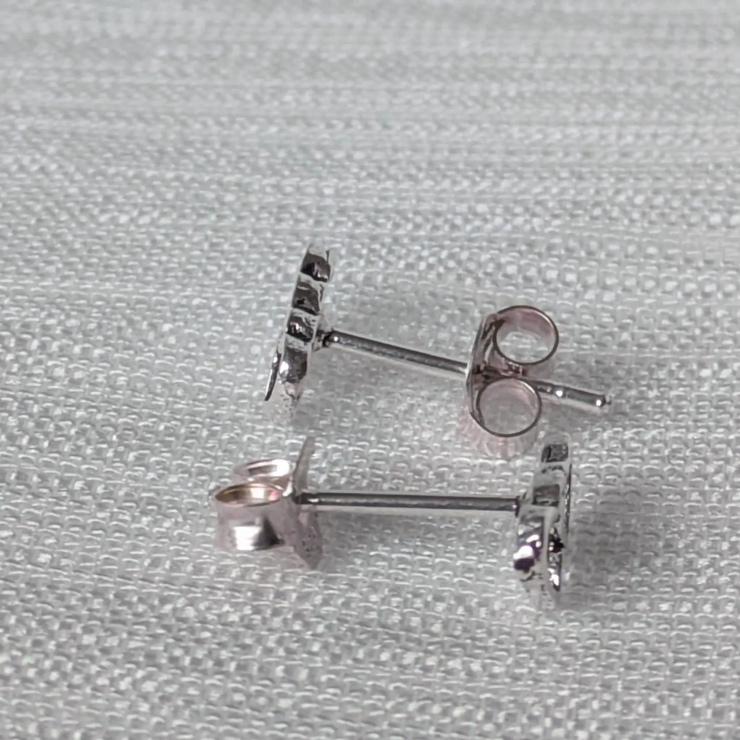 Seitenprofil der Doppelherz Ohrstecker aus 925 Sterling Silber.