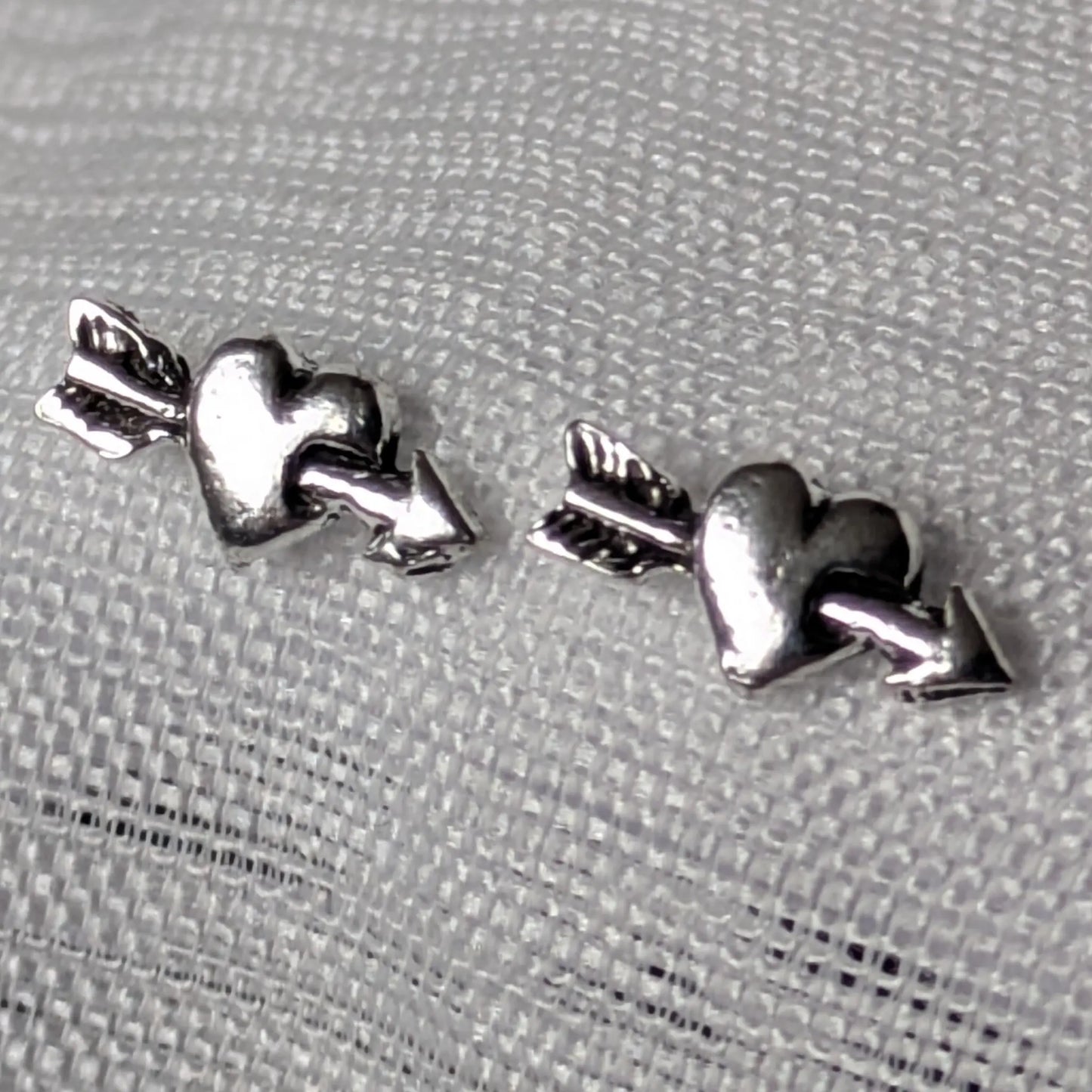 Detailansicht Herz-Pfeil Ohrstecker aus 925 Sterling Silber fein gearbeitet.