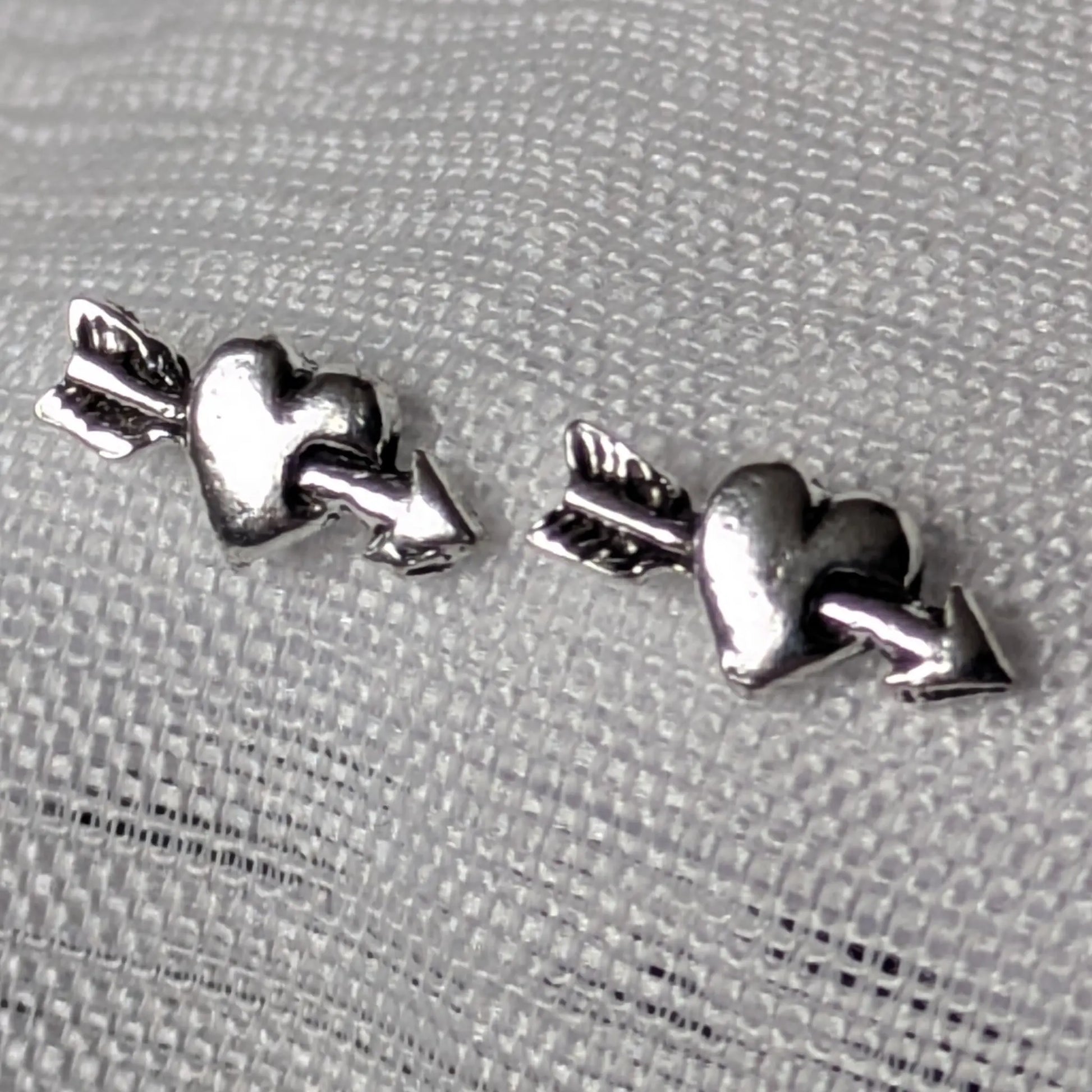 Detailansicht Herz-Pfeil Ohrstecker aus 925 Sterling Silber fein gearbeitet.