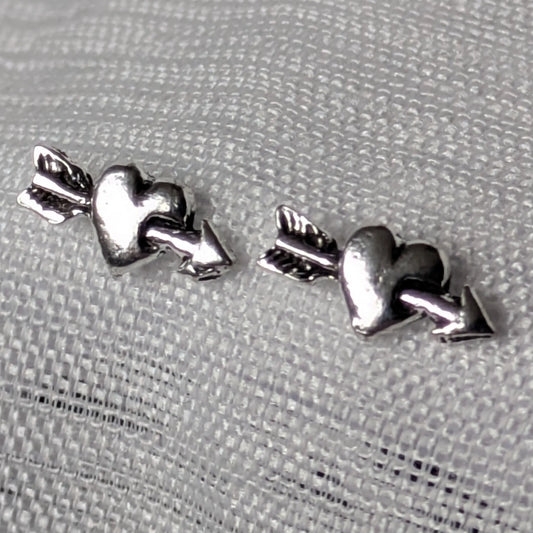 Detailansicht Herz-Pfeil Ohrstecker aus 925 Sterling Silber fein gearbeitet.