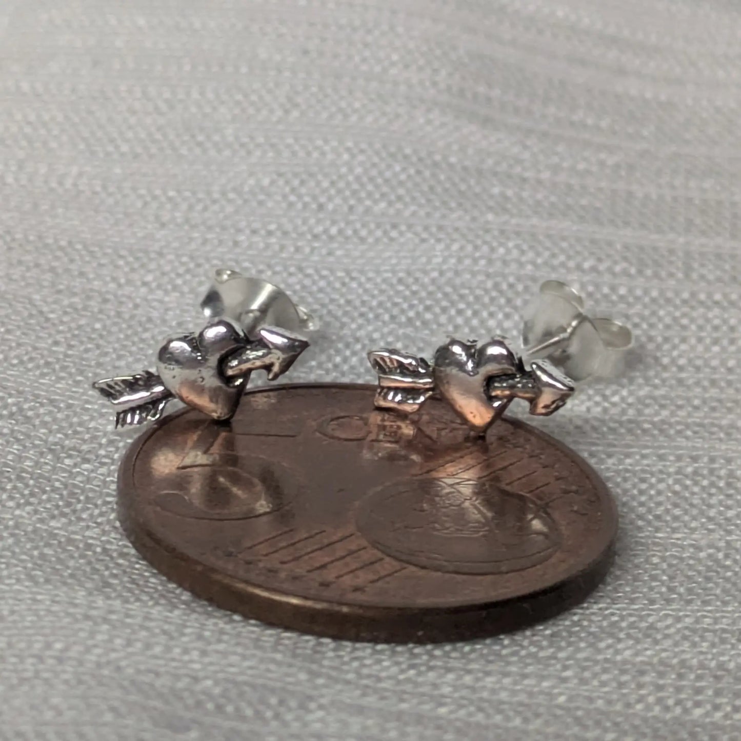 Größenvergleich der kleinen Herzohrstecker auf einer 5-Cent-Münze.
